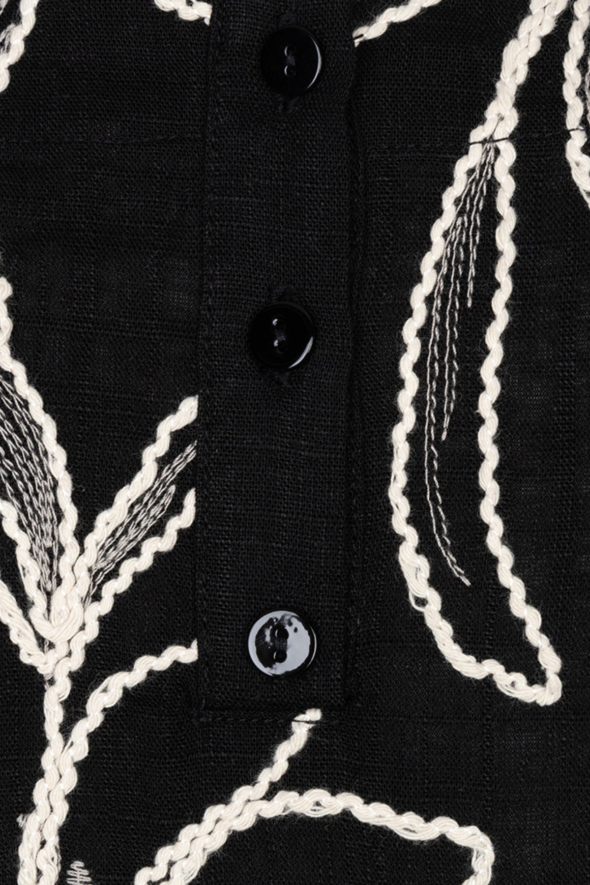 Zwart top met bloemenborduursel van EsQualo, model HS26.15212, met kleurrijke bloemenpatroon en ronde hals.