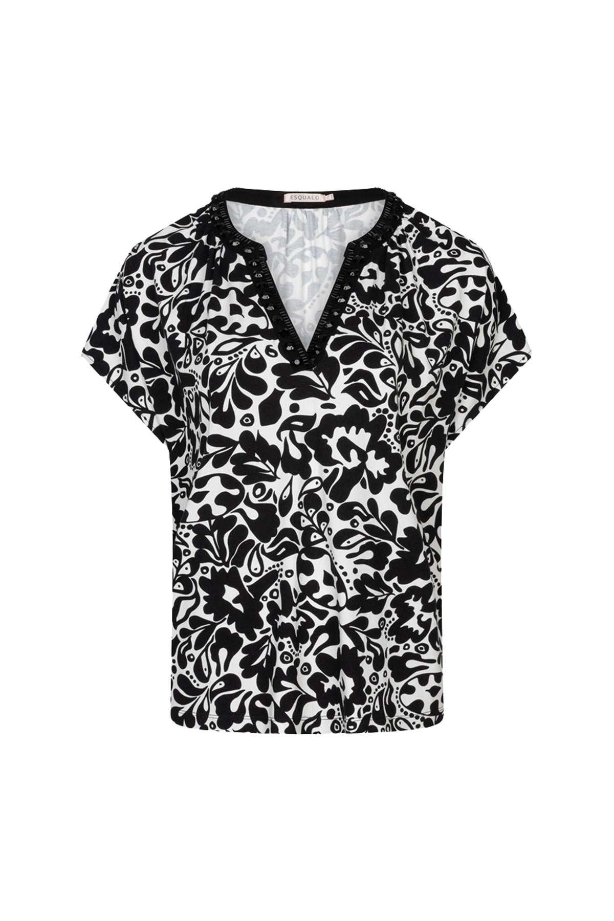 Gouden print top van EsQualo, model Larissa, met elegante details en zachte stof, gedragen door een model.