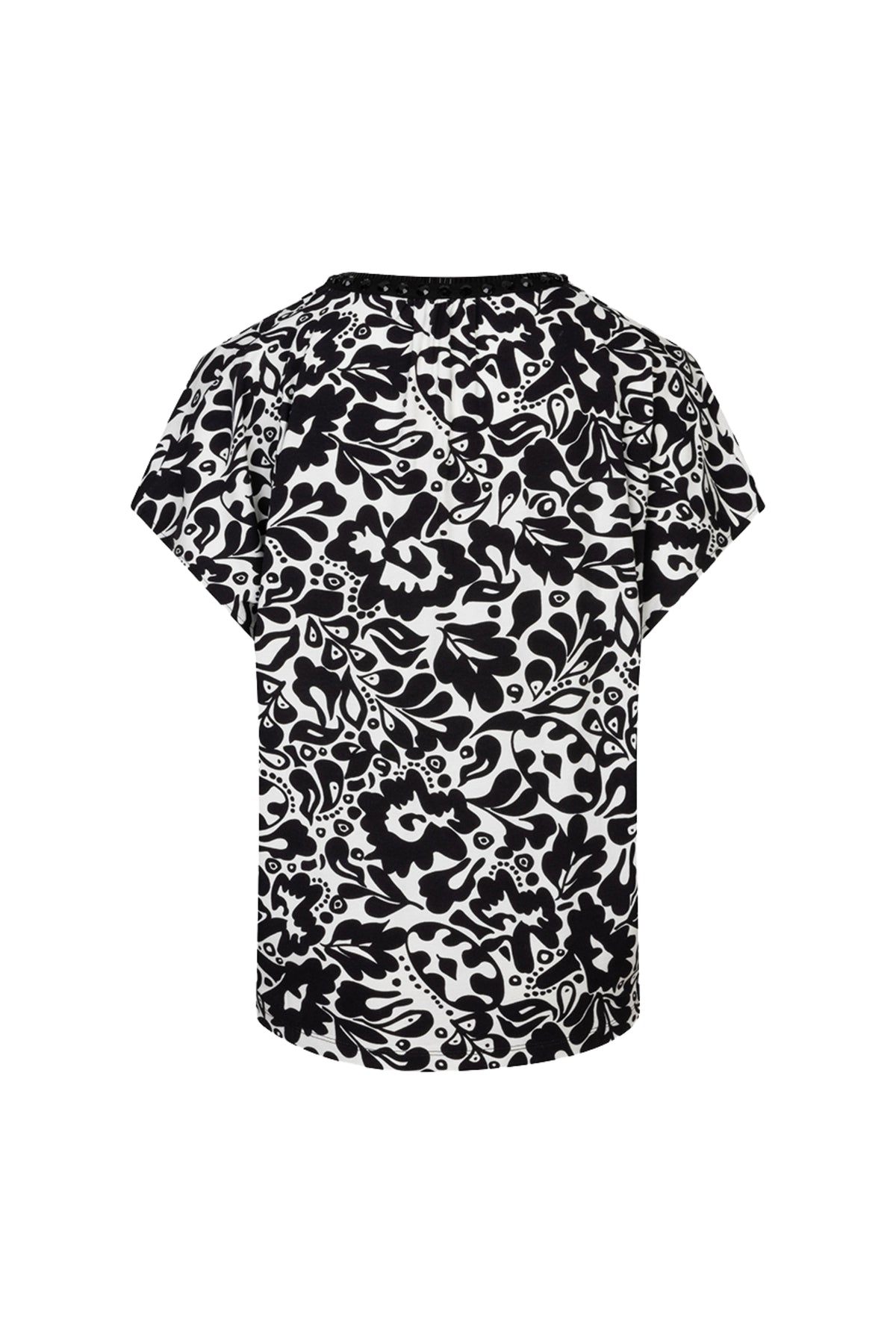 EsQualo top met gouden print, model Larissa, elegant design en stijlvolle uitstraling, gedragen door een model.
