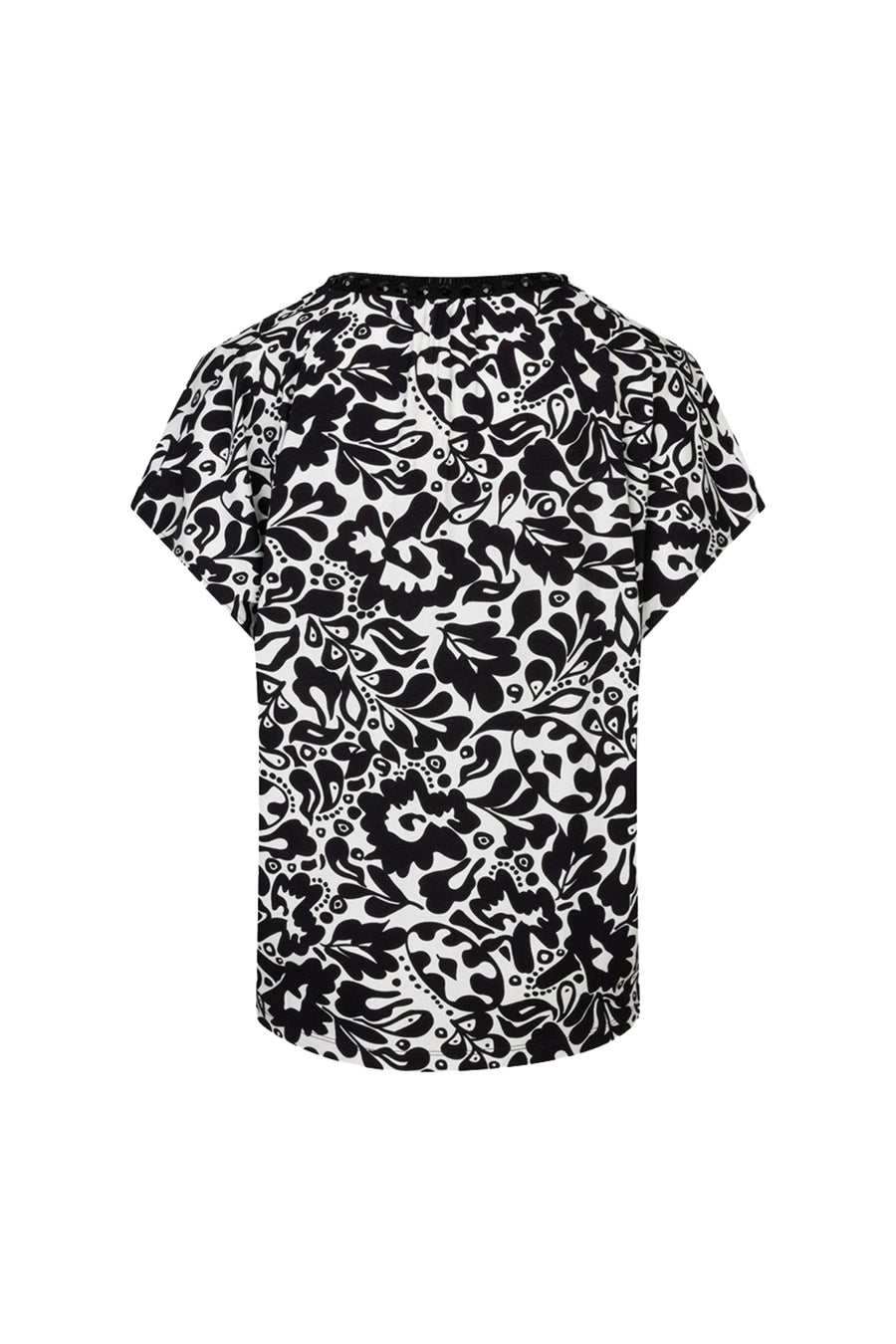 EsQualo top met gouden print, model Larissa, elegant design en stijlvolle uitstraling, gedragen door een model.