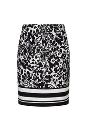 Gouden print rok van EsQualo, model Larissa, met elegante patroonelementen en vloeiende stof, gedragen door een model.