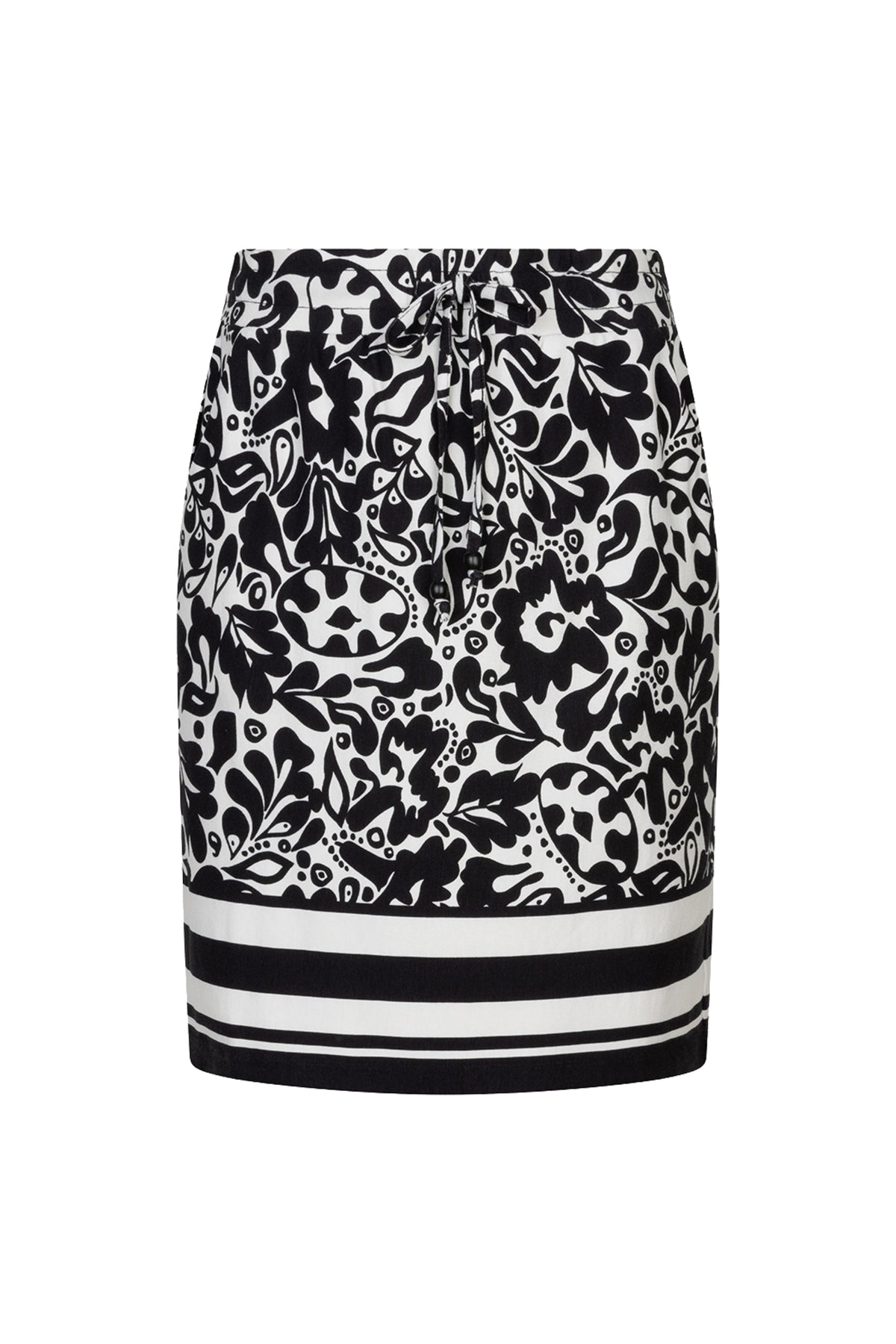 Gouden print rok van EsQualo, model Larissa, met elegante patroonelementen en vloeiende stof, gedragen door een model.