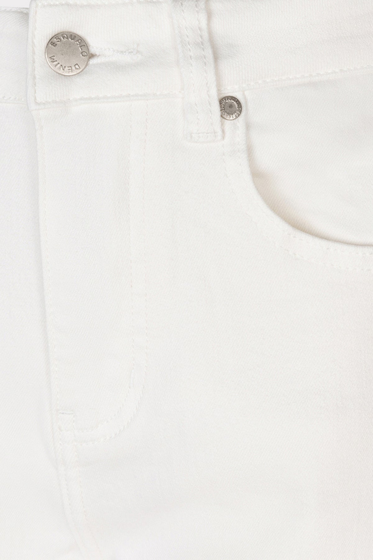 Lichte offwhite bredden jeans van denim met wijde pasvorm door EsQualo, model Larissa, zichtbaar met riem en zakken