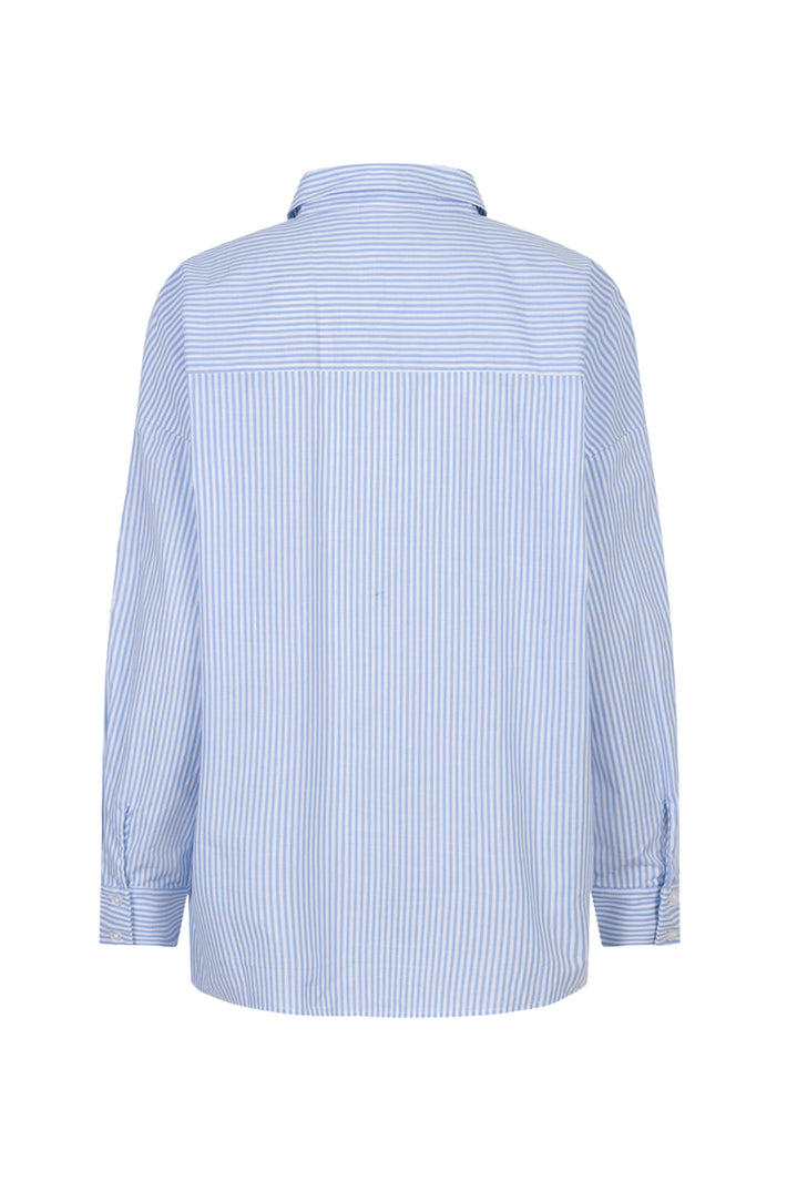Witte en blauwe gestreepte blouse met bloemenpatch van EsQualo, vrouwelijke stijl en zachte stof, gedragen door een model.