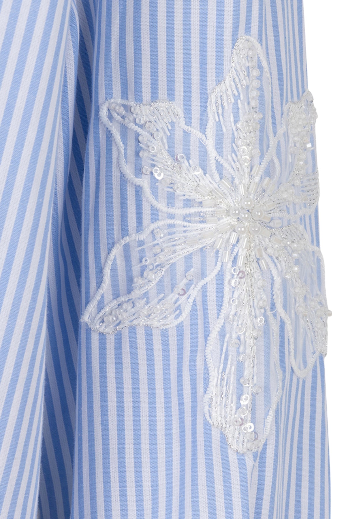 Witte en blauwe gestreepte blouse met bloempatches van EsQualo, casual damesmodie met bloemenmotief en knoopsluiting.