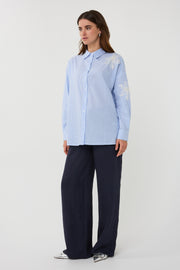 Witte en blauwe gestreepte blouse met bloempatches van EsQualo, modieus en lichtgewicht voor een stijlvolle look.