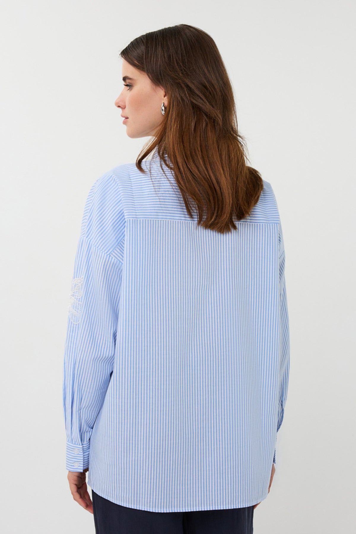 Witte en blauwe gestreepte blouse met bloemenpatch van EsQualo, damesmodel met elegante uitstraling en zachte stof.