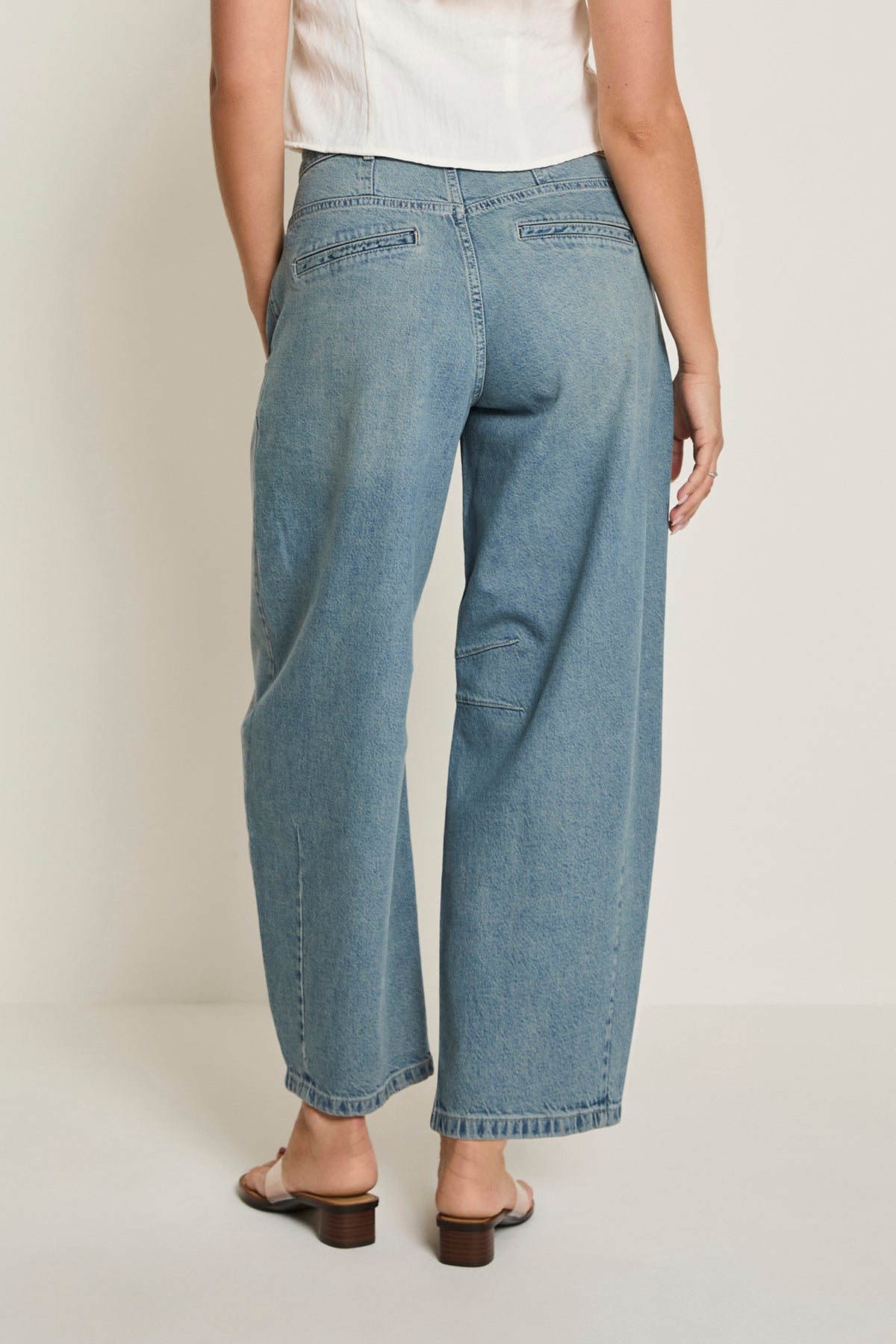 Para Mi Olivia Cosmic Stone broek, lichte blauwe stof met sierlijke pasvorm en elastische tailleband, zichtbaar in de afbeelding.