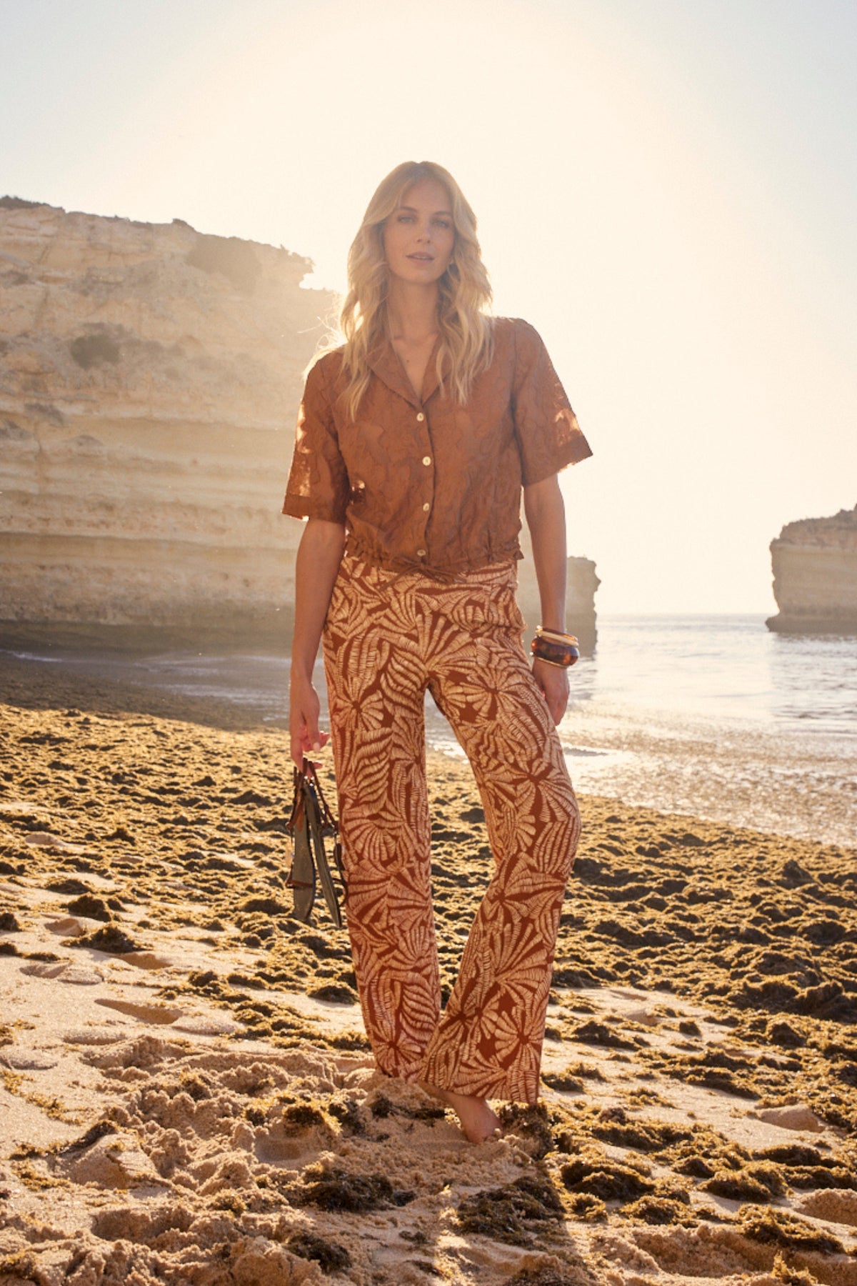 Flowy Tramontana broek met schelpenprint in bruintinten, model Larissa, comfortabel en stijlvol voor casual draagdagen.