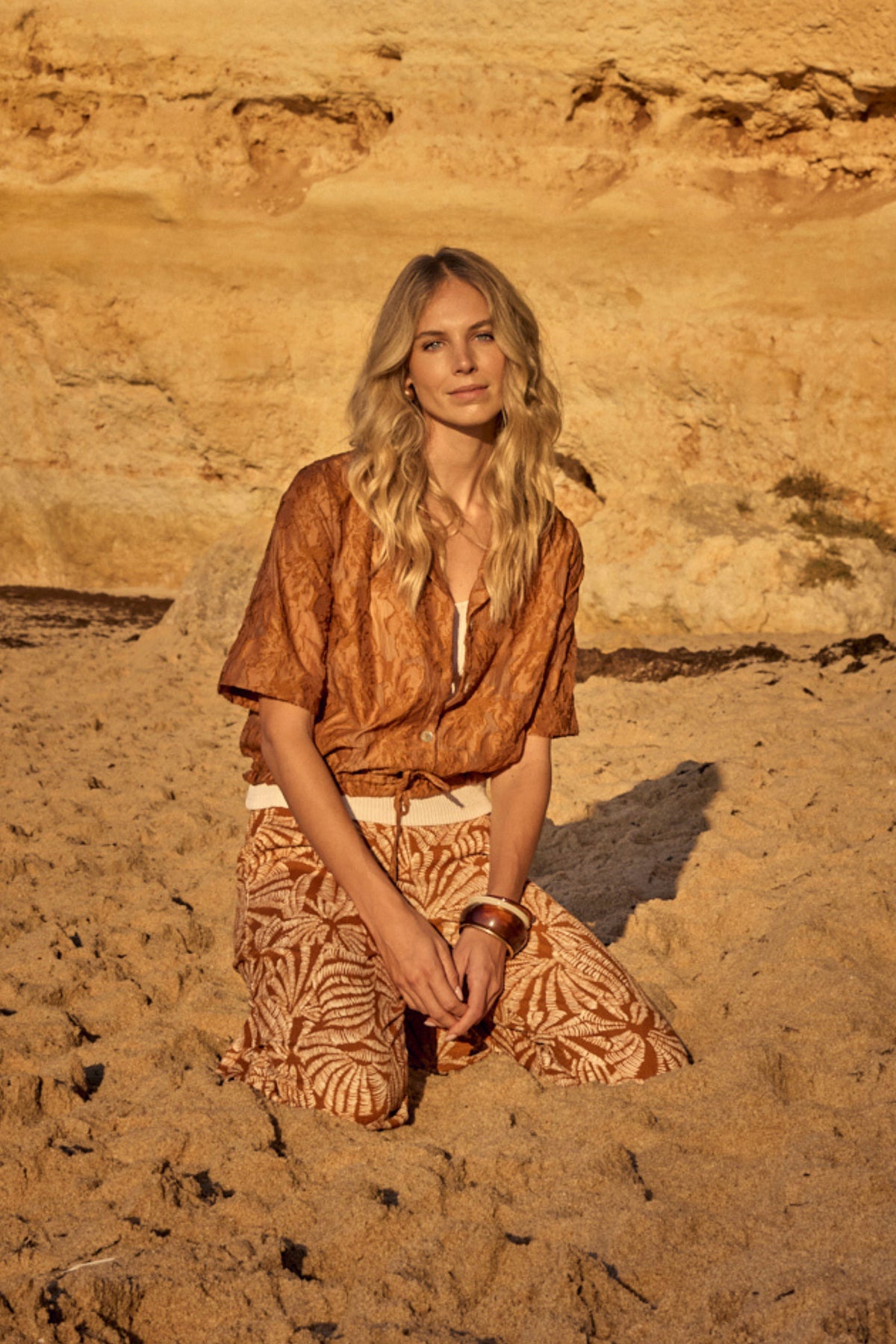 Lichte bruine flowy broek met schelpenprint van Tramontana, elastische taille en losvallende pasvorm, ideaal voor casual stijl