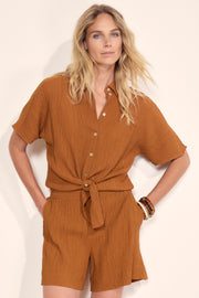 Blouse Tramontana Puckered Kombucha C08-20-301 in lichtblauw met puffermouwen en knoopsluiting, gedragen door model.