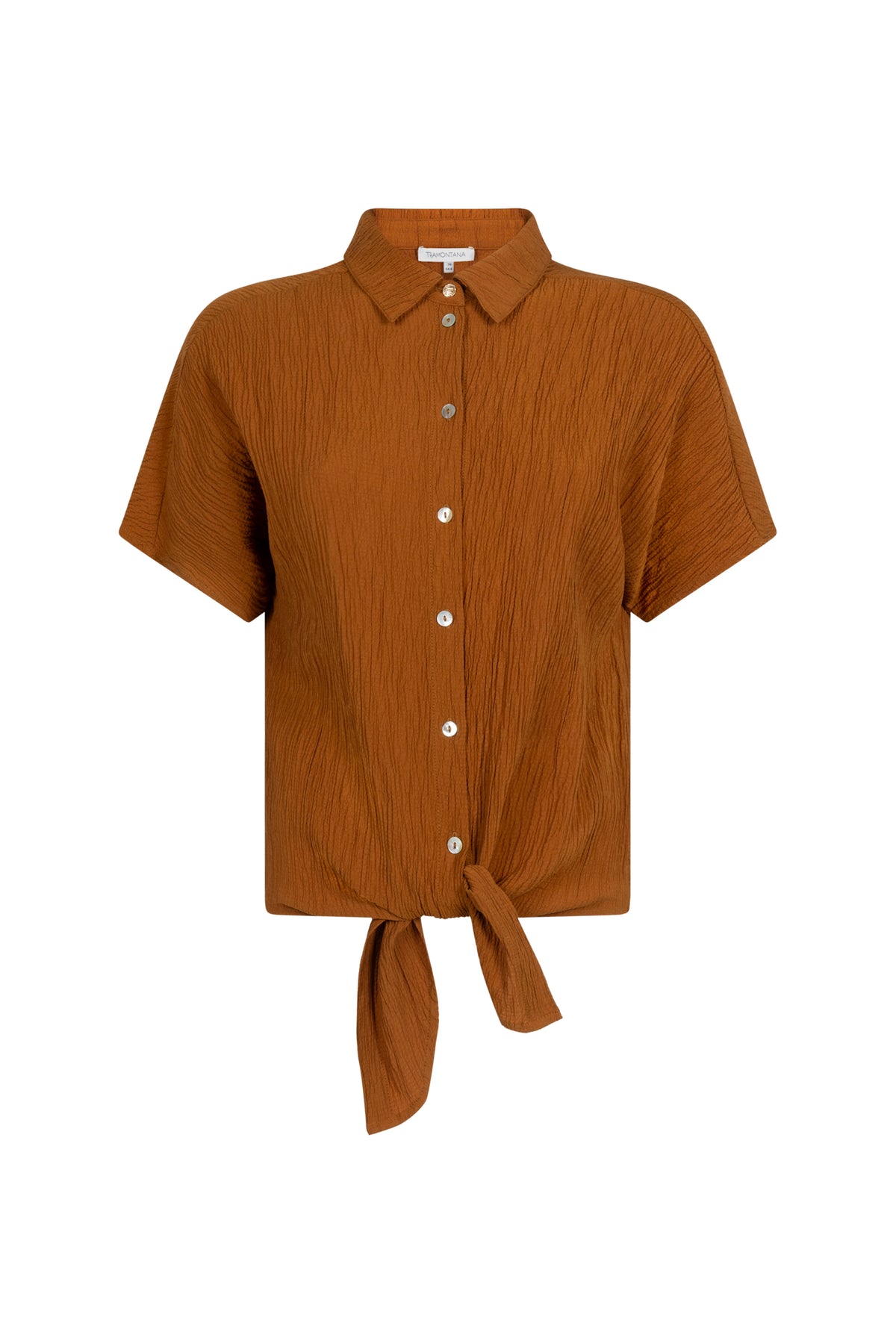 Blouse Tramontana Puckered Kombucha C08-20-301, lichtgewicht met pucker-details, gedragen door model, close-up van de stof en snit
