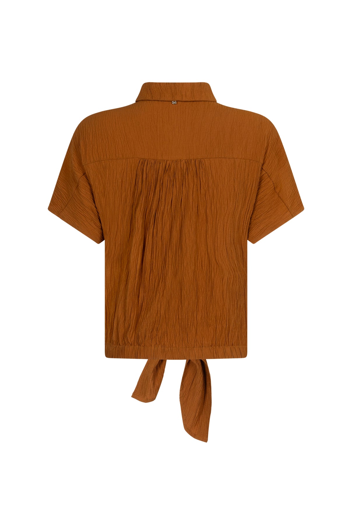 Blouse Puckered Kombucha van Tramontana, lichtgewicht met ruches, gedragen door een model op een witte achtergrond.