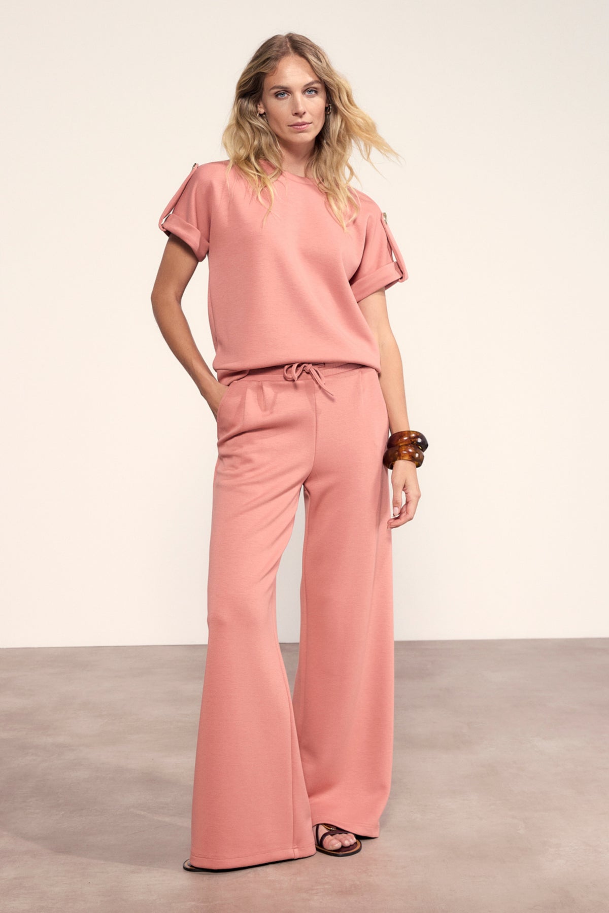 Damesbroek Tramontana technische sweat in Dusty Rose, model Larissa, comfortabele pasvorm en trendy uitstraling.