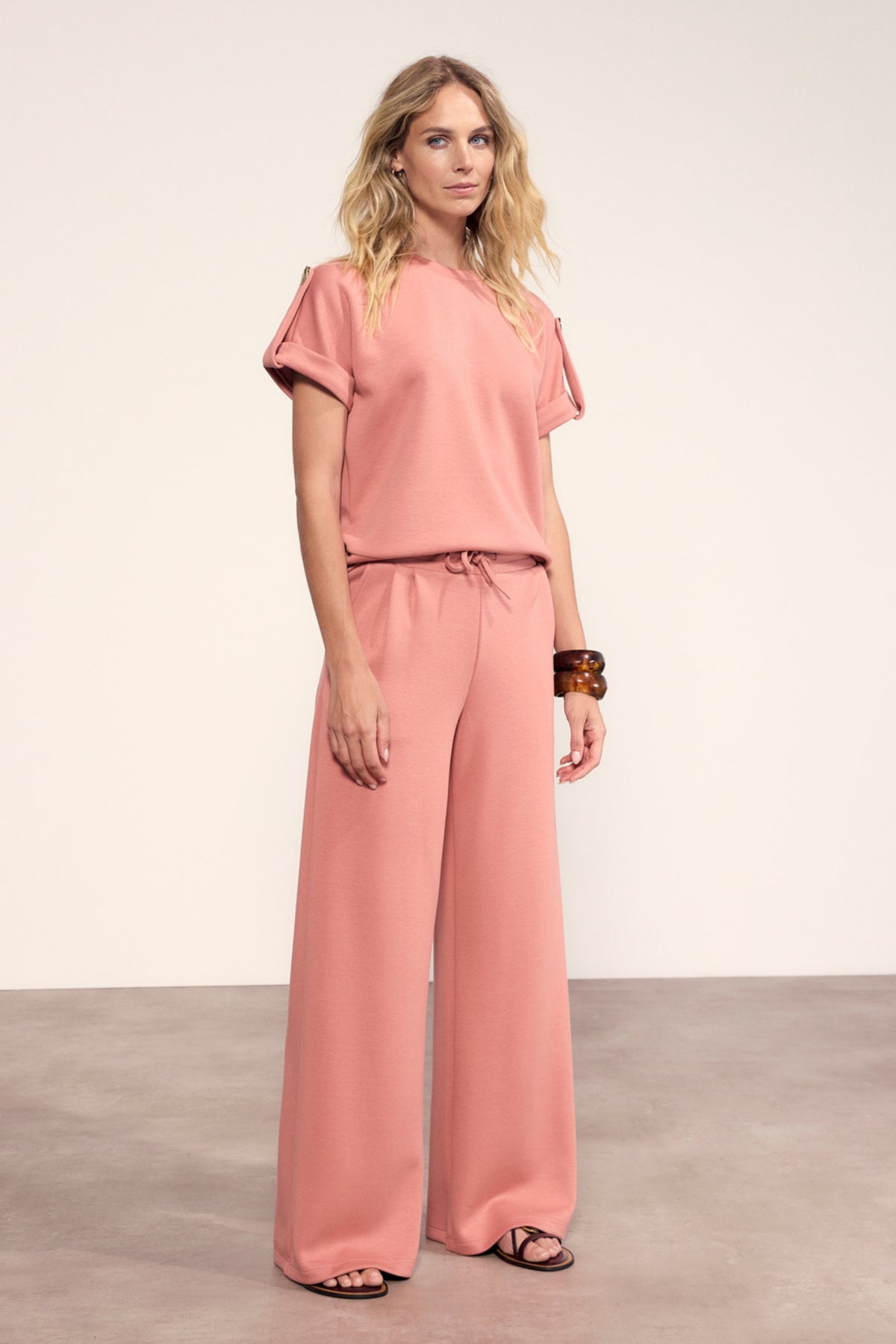 Tramontana technische sweatbroek in Dusty Rose, model Larissa, met comfortabele pasvorm en modieuze uitstraling.