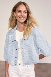 Lichte blauwe denim jas met borduursel van Tramontana, model Larissa, modieus en casual voor dames.