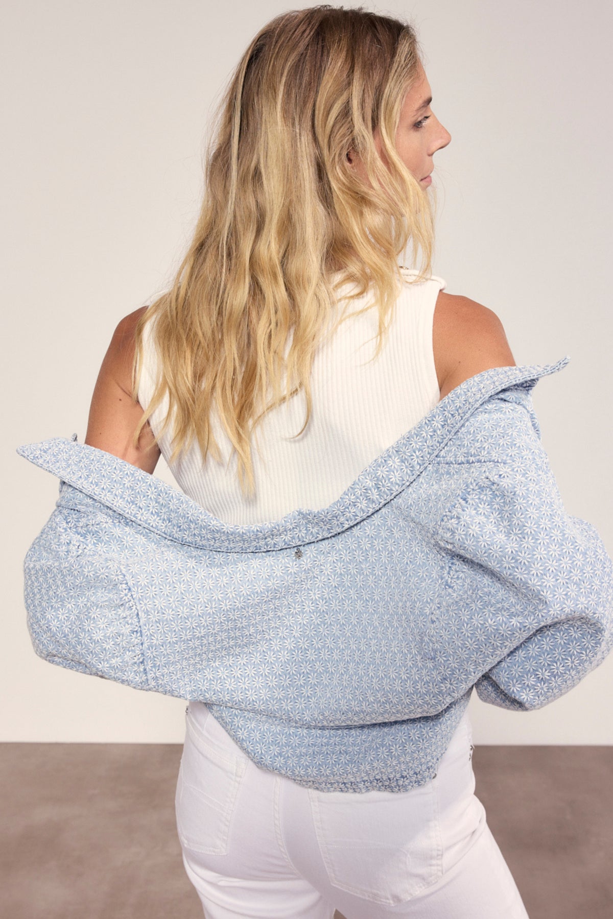 Lichtblauwe denim jas met geborduurde details van Tramontana, model Larissa, casual en stijlvolle uitstraling.