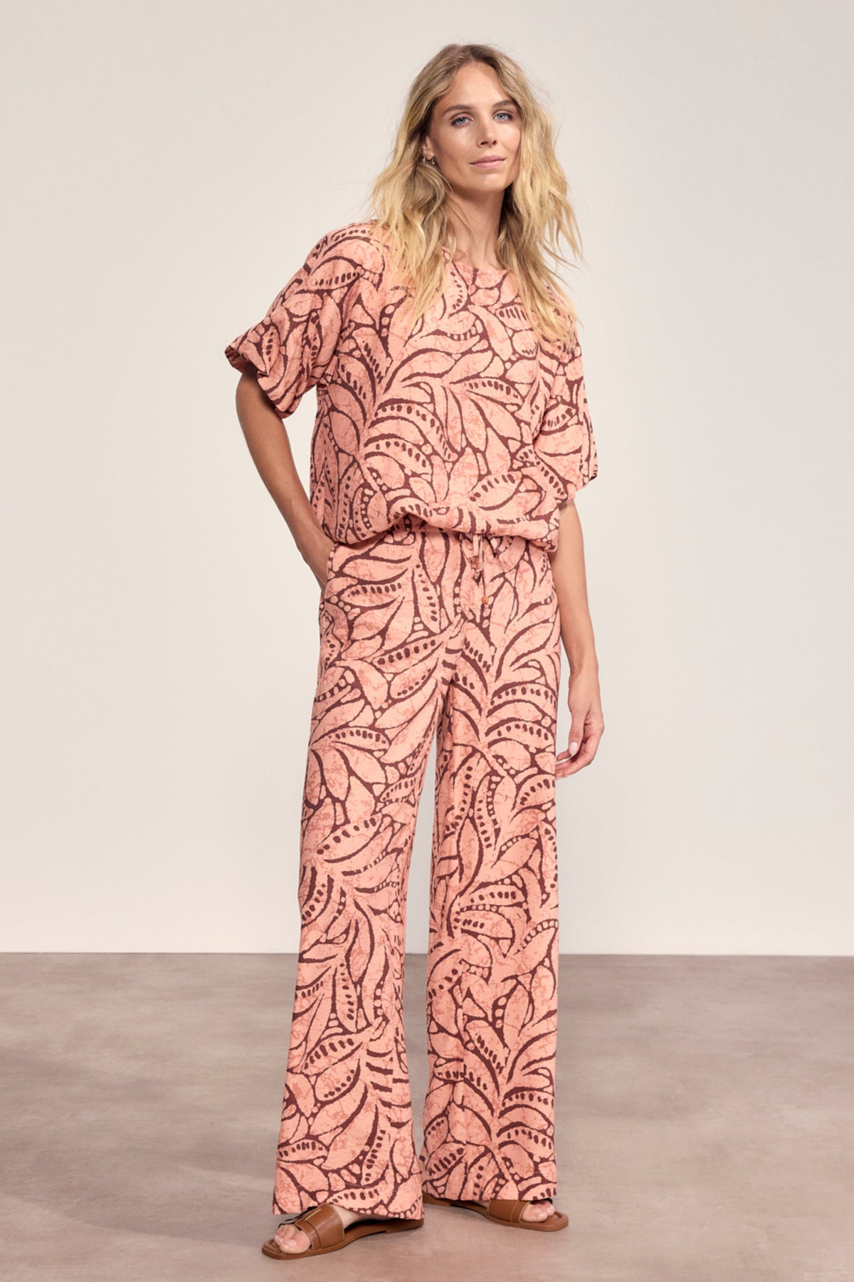 Lieve peachkleurige Tramontana Leaf Luxe Print broek met bloemenmotief, comfortabel en modieus voor dames.
