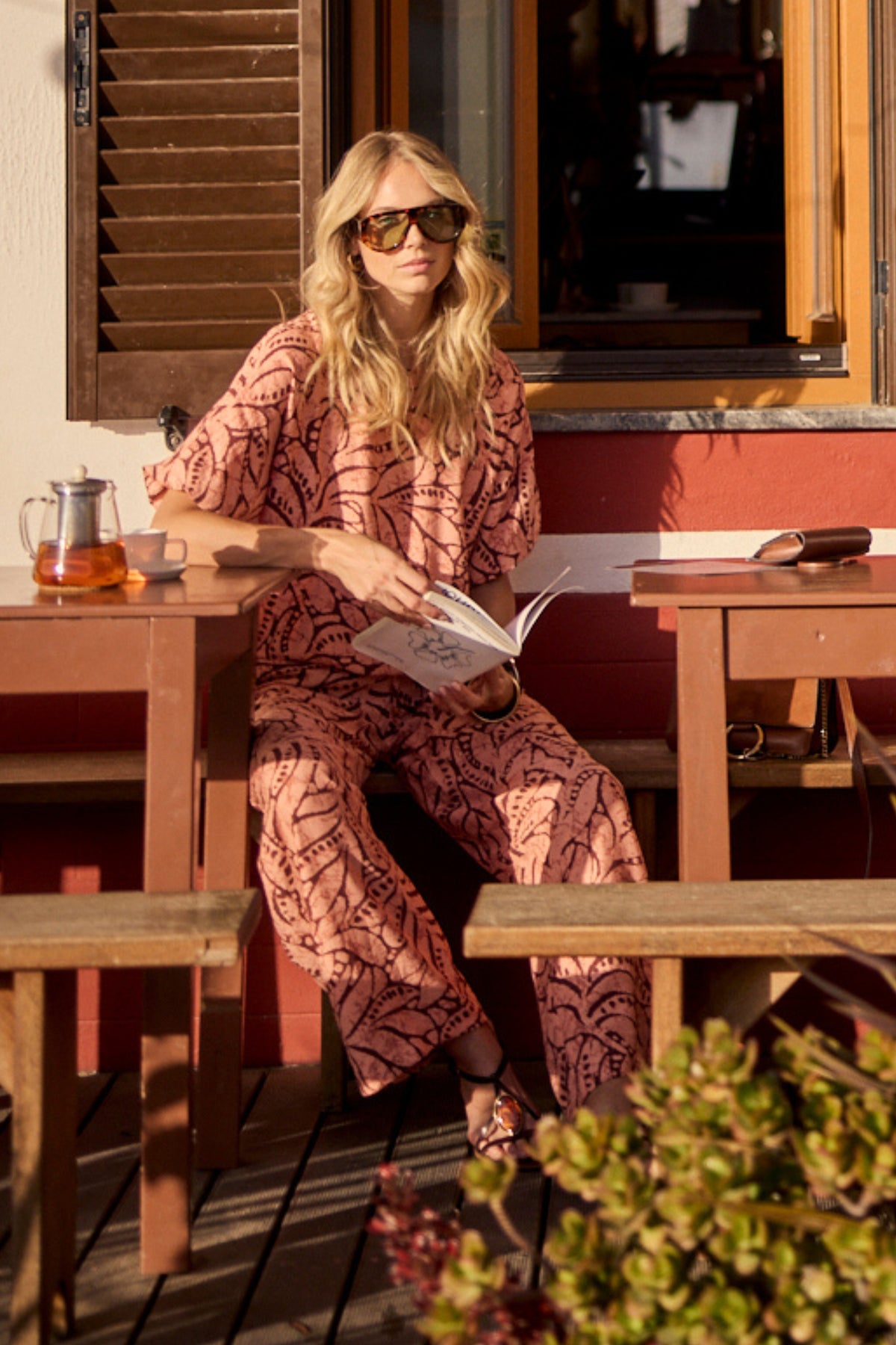 Lieve peachkleurige broek van Tramontana met leaf print, model Leaf Luxe Print C17-20-101, wordt gedragen door model.