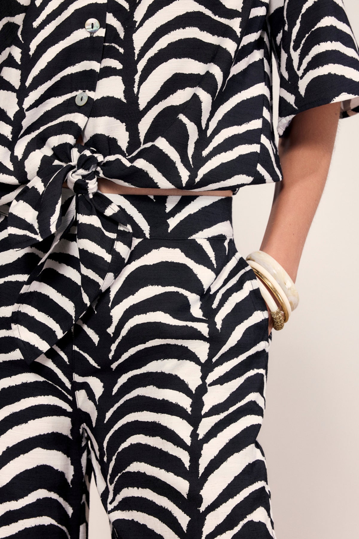 Zwarte Tramontana broek Palm Eclipse print, stijlvolle damesbroek met kleurrijk patroon, op de afbeelding te zien.