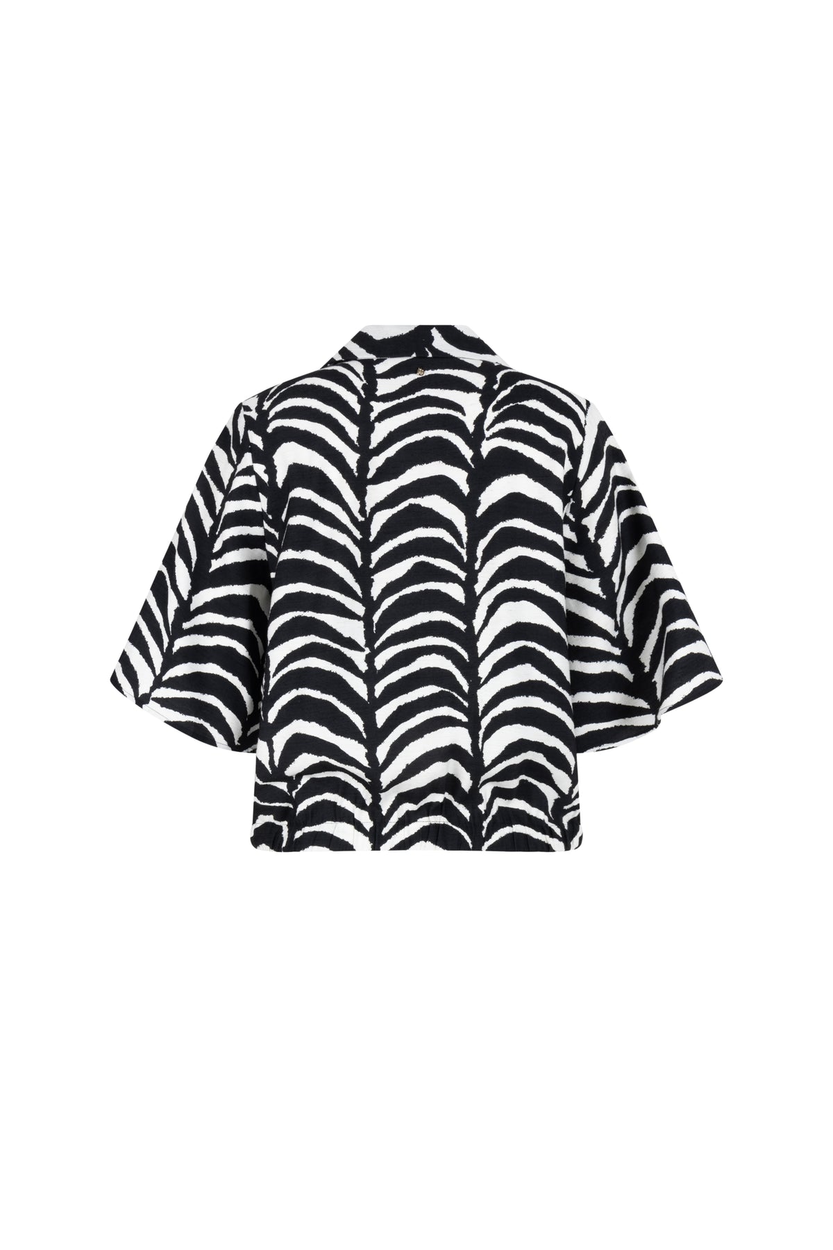 Zwarte Tramontana blouse met palmprint in eclipse patroon, casual dameskleding, model LARISSA.