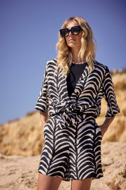 Blouse Tramontana Palm Eclipse Print zwart, korte mouwen en losse pasvorm, modieuze damesblouse voor dagelijks gebruik