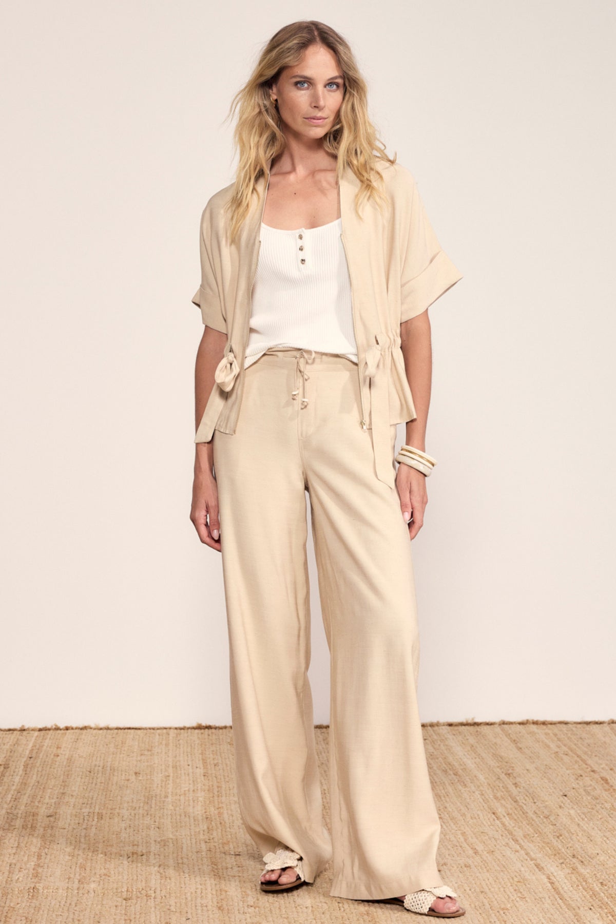 Linnen blend broek in pebble kleur van Tramontana, casual stijl met comfortabele pasvorm, gedragen door model.