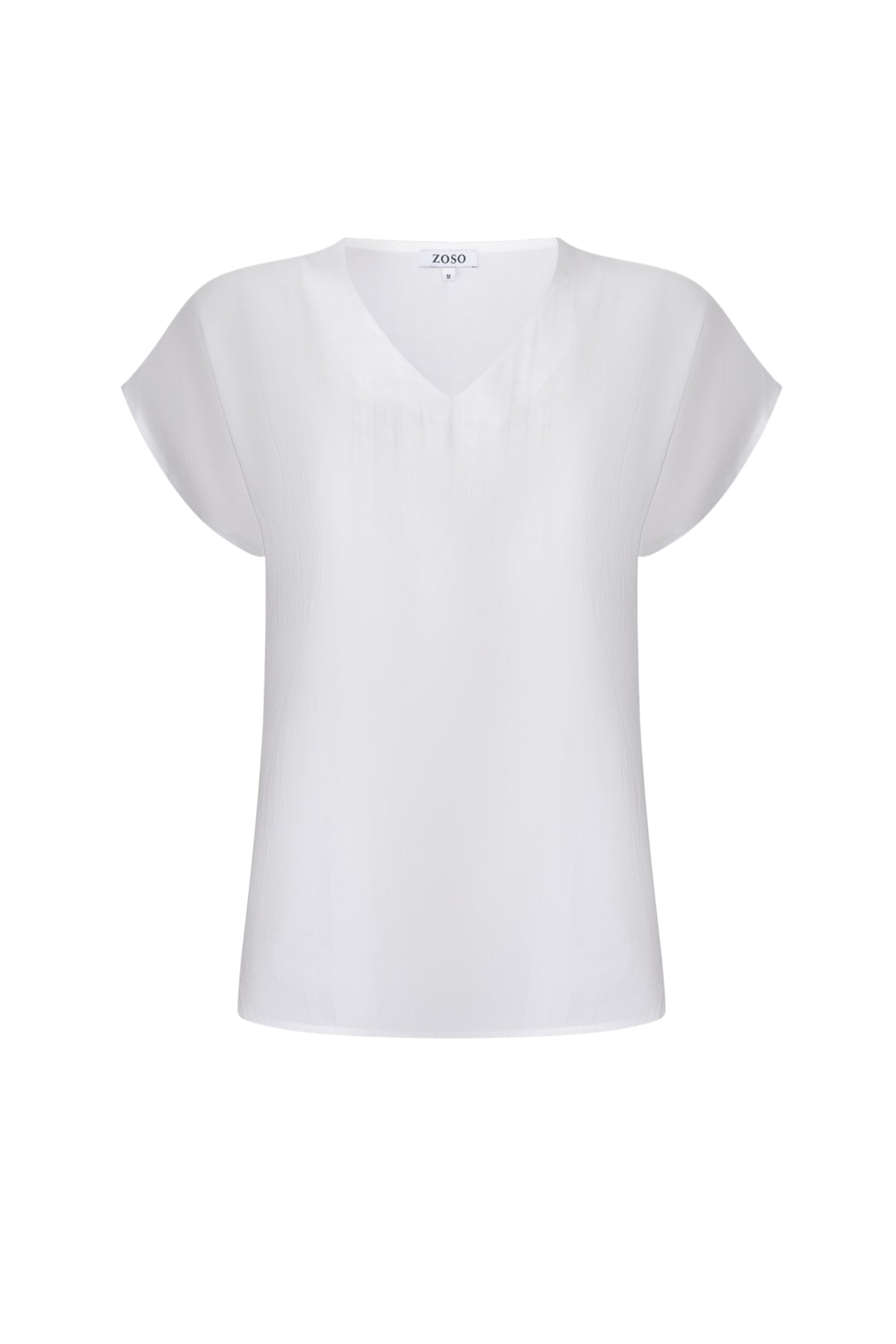 Witte blouse Emma van Zoso, met lange mouwen en knoopsluiting, gedragen door een model, close-up van de pasvorm.