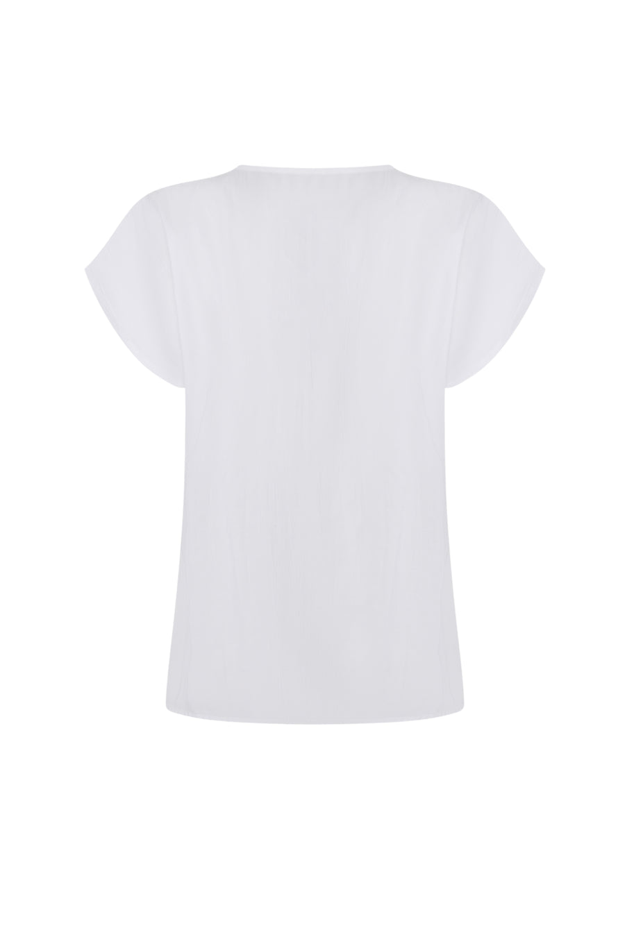 Witte blouse Emma van Zoso met lange mouwen en knoopsluiting, gedragen door een model.