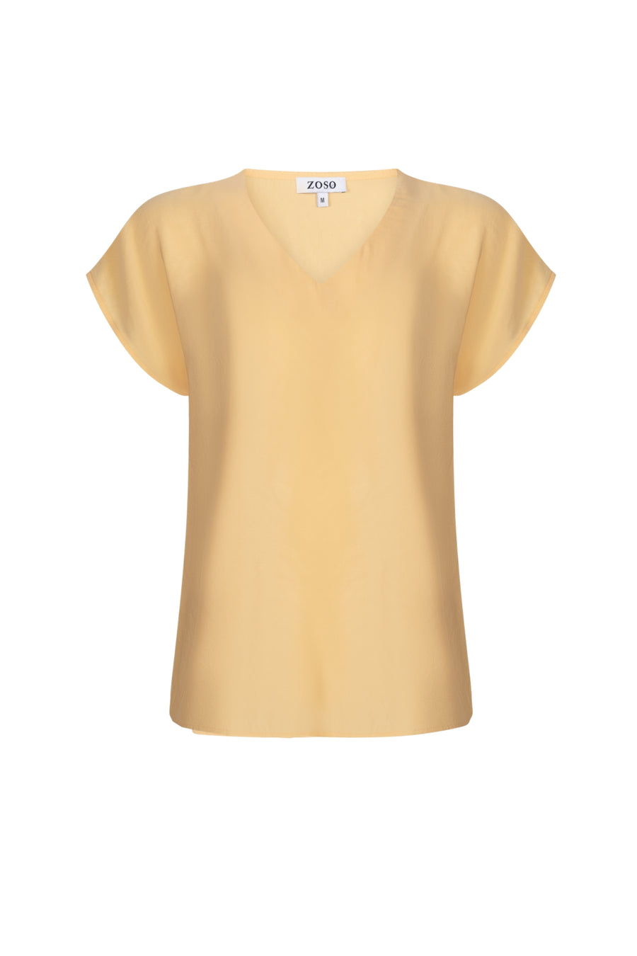 Zoso blouse Emma in apricot met lange mouwen en knoopsluiting, gedragen door een model op een lichte achtergrond.