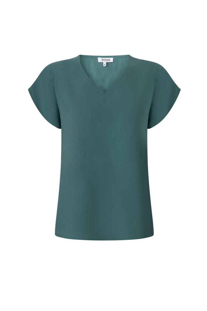 Groene blouse Emma Green door Zoso, met wijde mouwen en lichte stof, gedragen door model op witte achtergrond.