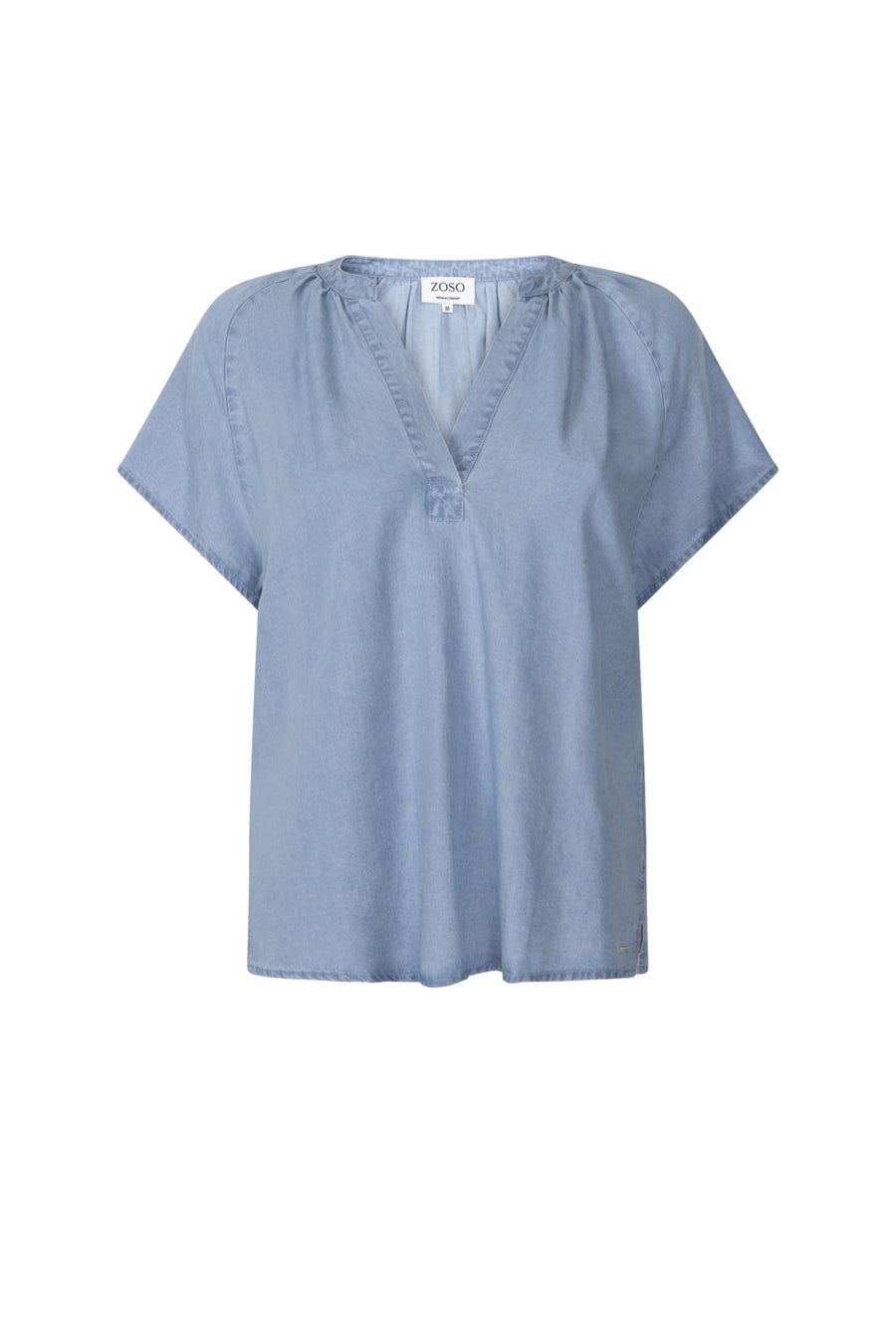 Blouse Femmz Light Denim van Zoso, casual lichtblauwe denim blouse met knoopsluiting en lange mouwen, gedragen door een model.