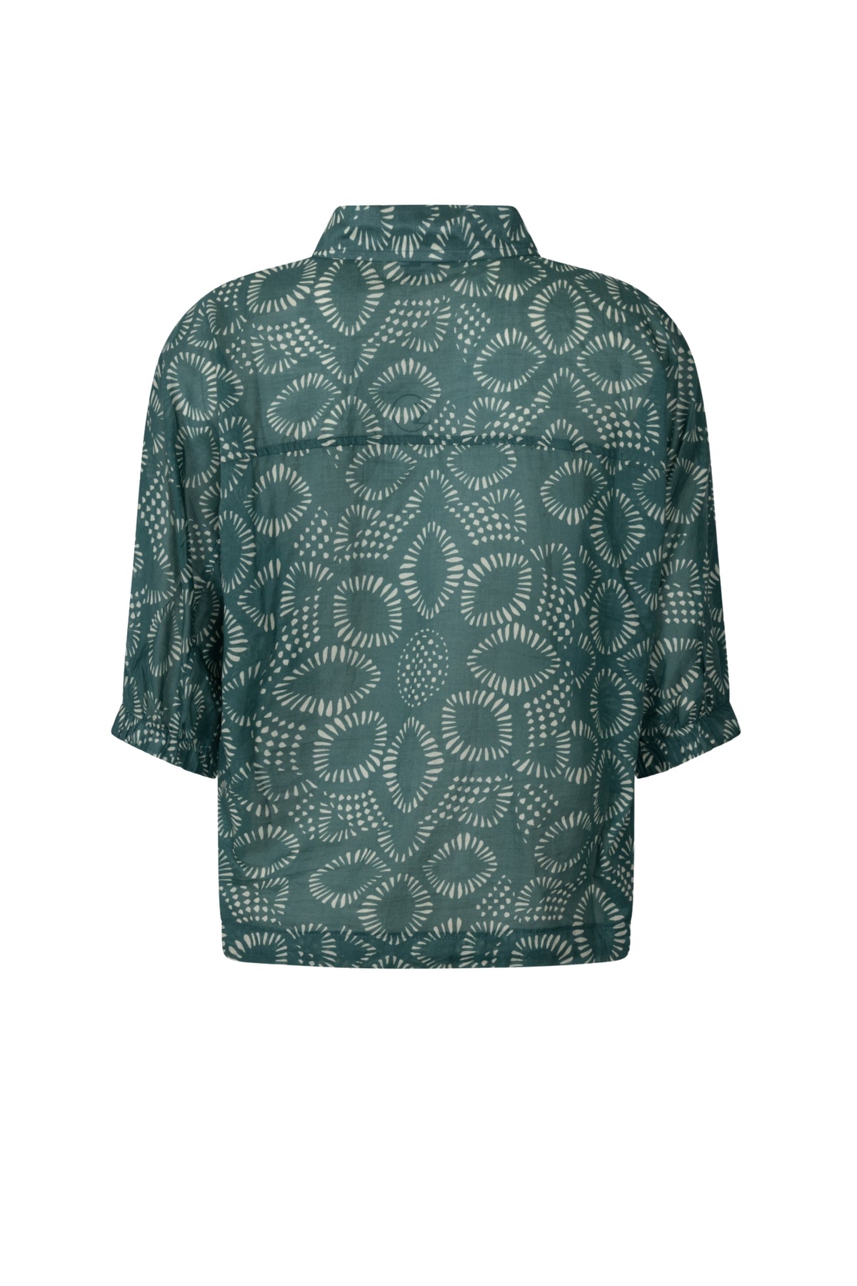 Groene blouse Iris van Zoso met ronde hals en lange mouwen, gedragen door een model.
