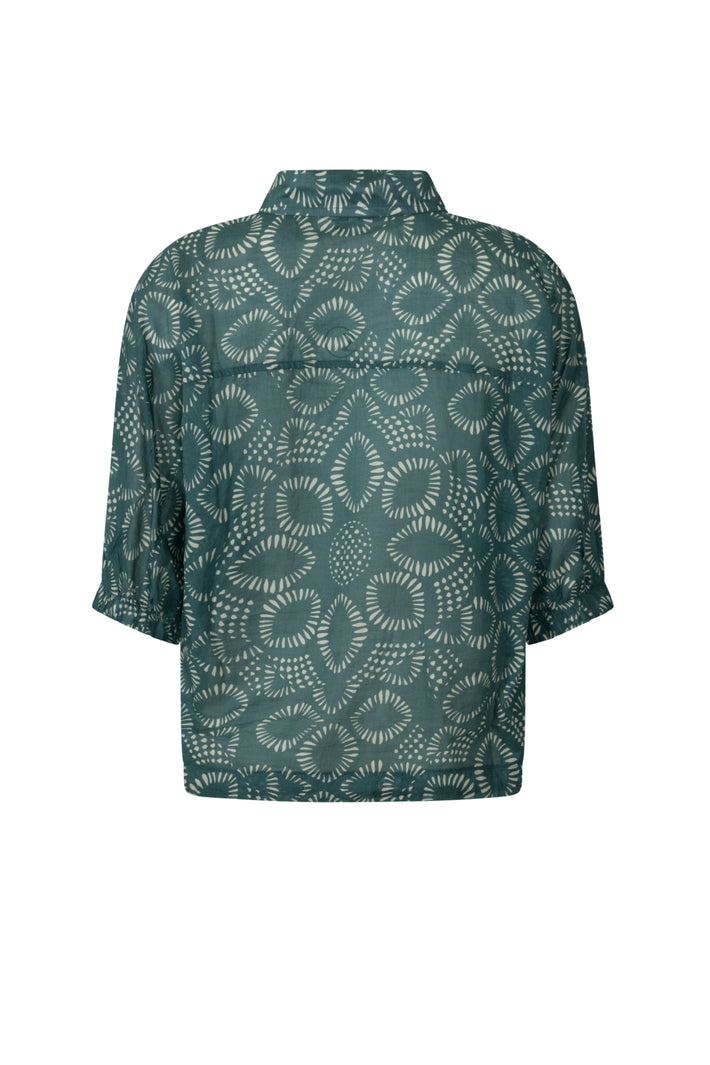 Groene blouse Iris van Zoso met ronde hals en lange mouwen, gedragen door een model.