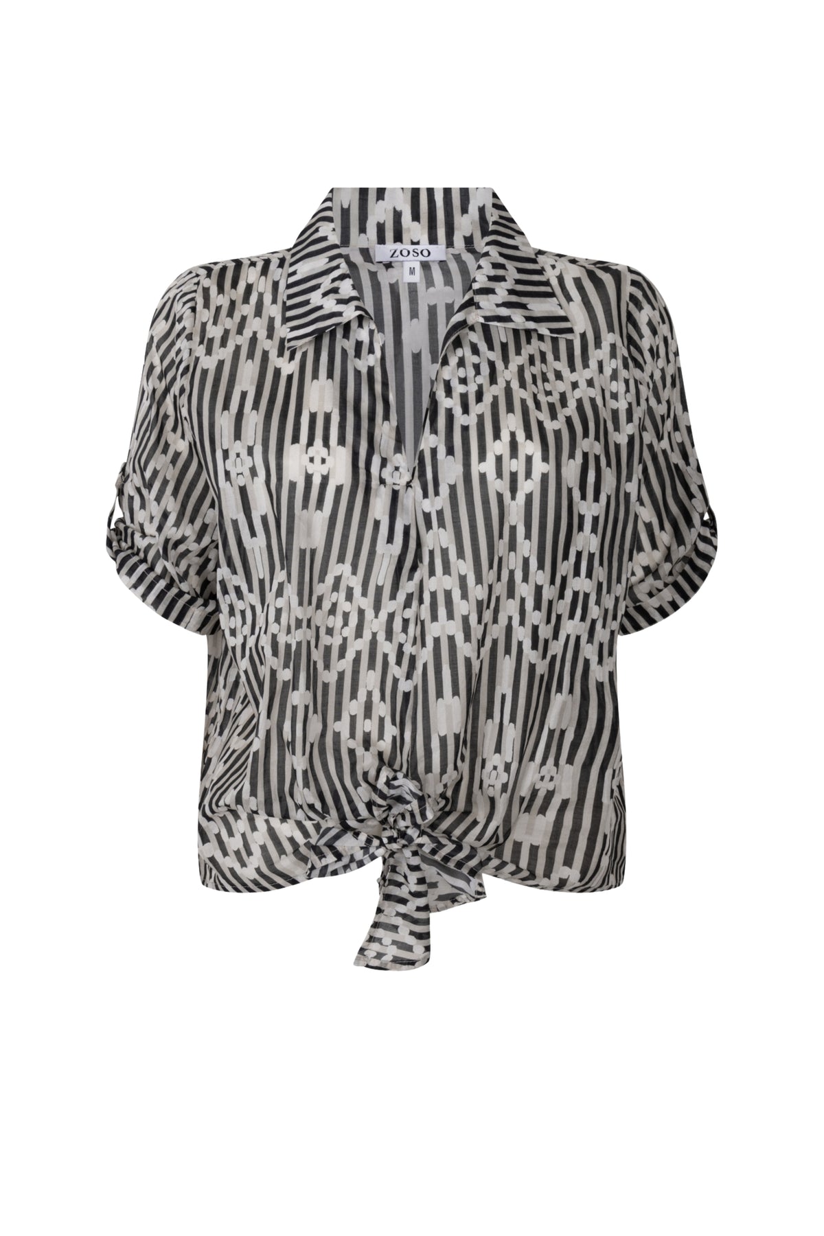 Zwarte blouse Isa Black Sand van Zoso, getoond met lange mouwen en stijlvolle pasvorm, gelegen op een witte achtergrond.