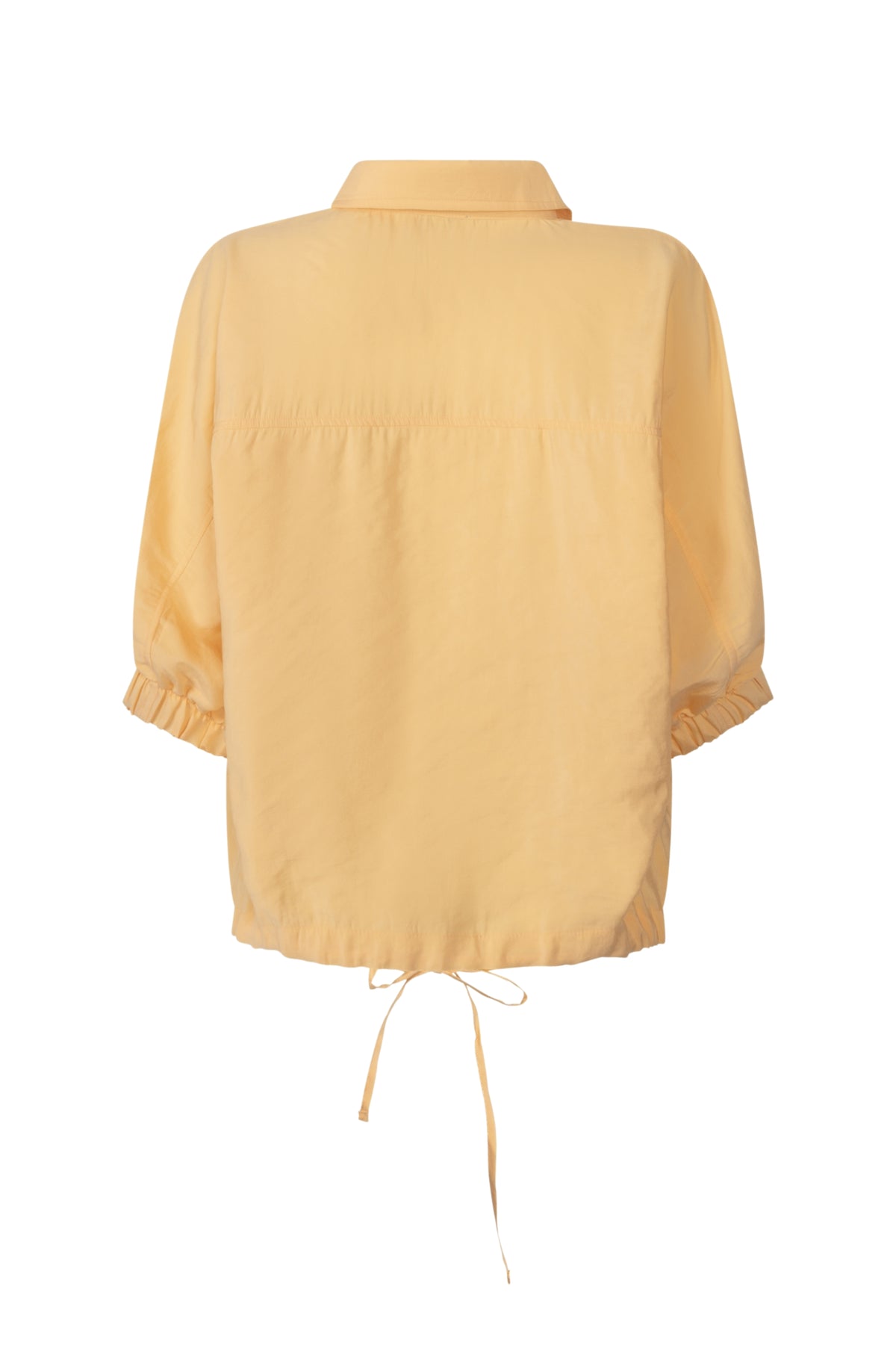 Zoso blouse Lisa apricot met lange mouwen en knoopsluiting, gedragen door een model op de foto.