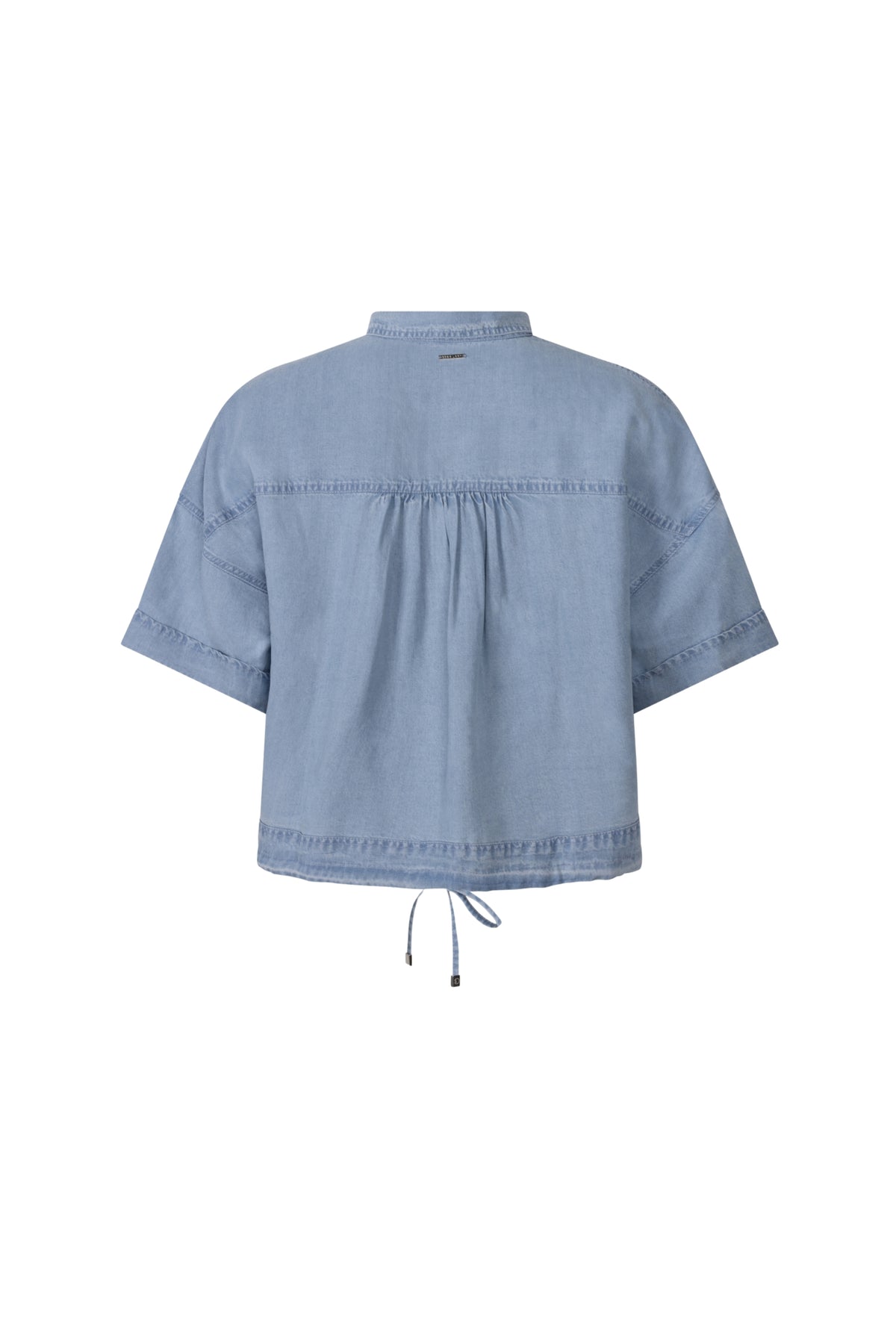 Luna Light Denim blouse van Zoso, getailleerd model met knoopsluiting en lange mouwen, gedragen door een model.