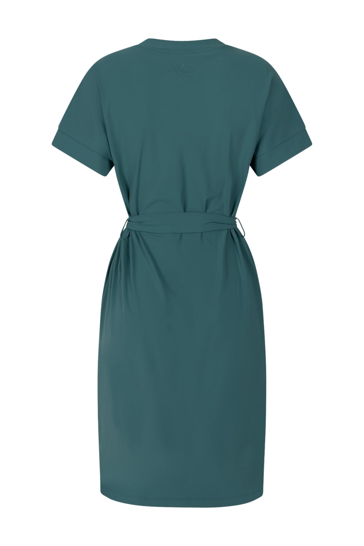 Groene reisjurk van Zoso Maggy 263 met vloeiende stof en korte mouwen, gedragen door een model.