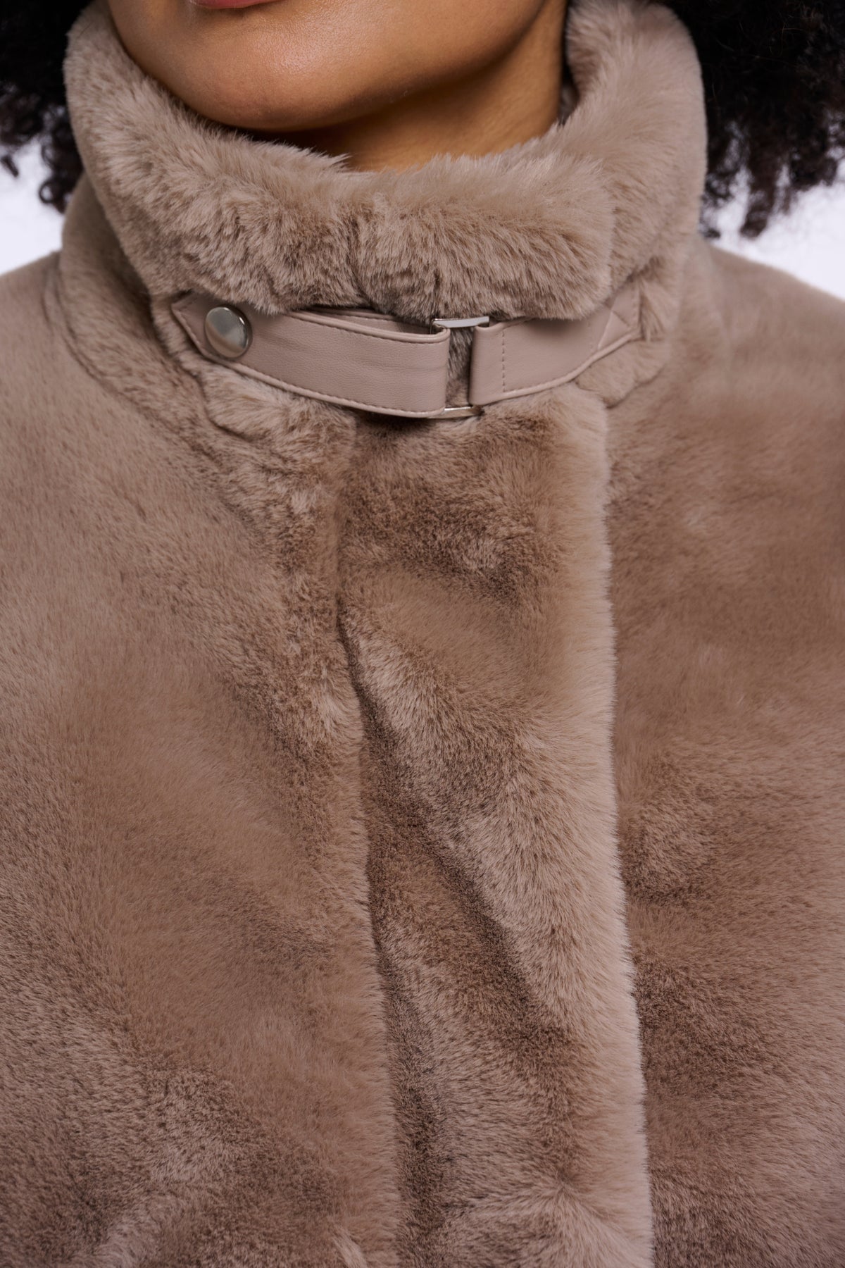Donkerbruin Rino & Pelle Ambra mohair jas met capuchon en ritssluiting, casual winterjack voor dames.