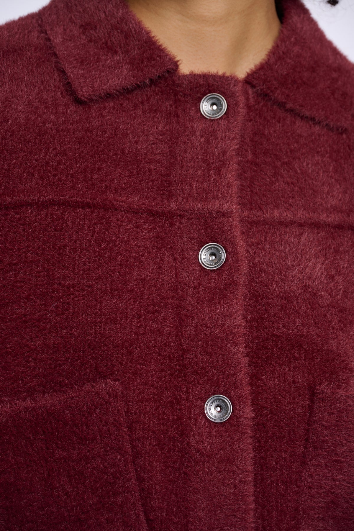 Rino & Pelle Bubbly Sangria jas met gewatteerde styling en capuchon, ideaal voor herfst en winter.