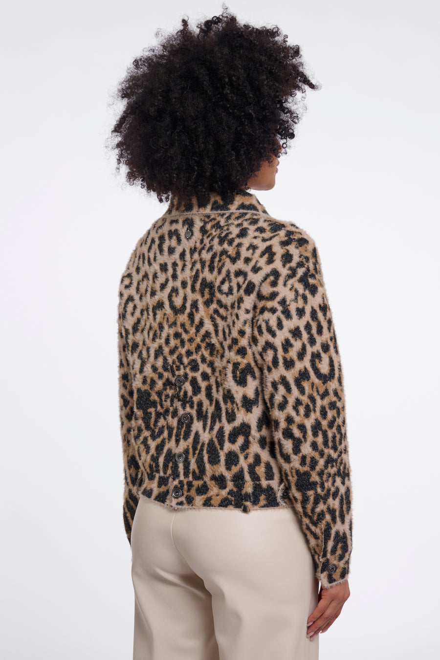Lichte leopardprint jas van Rino & Pelle met geknoopte voorkant en lange mouwen, ideaal voor casual draagstijl.