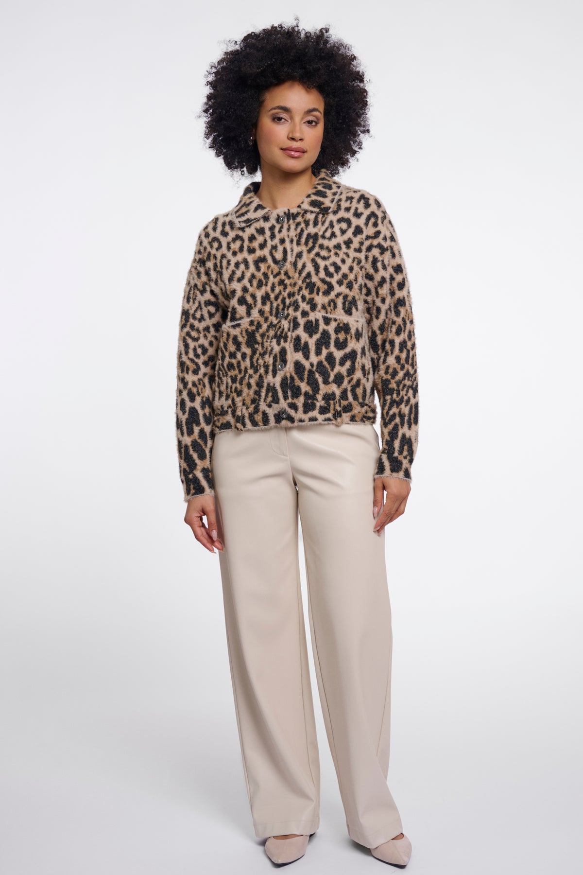 Lichtgele Bubbly Leopard jas van Rino & Pelle met all-over luipaardprint, korte stijl en zachte stof.