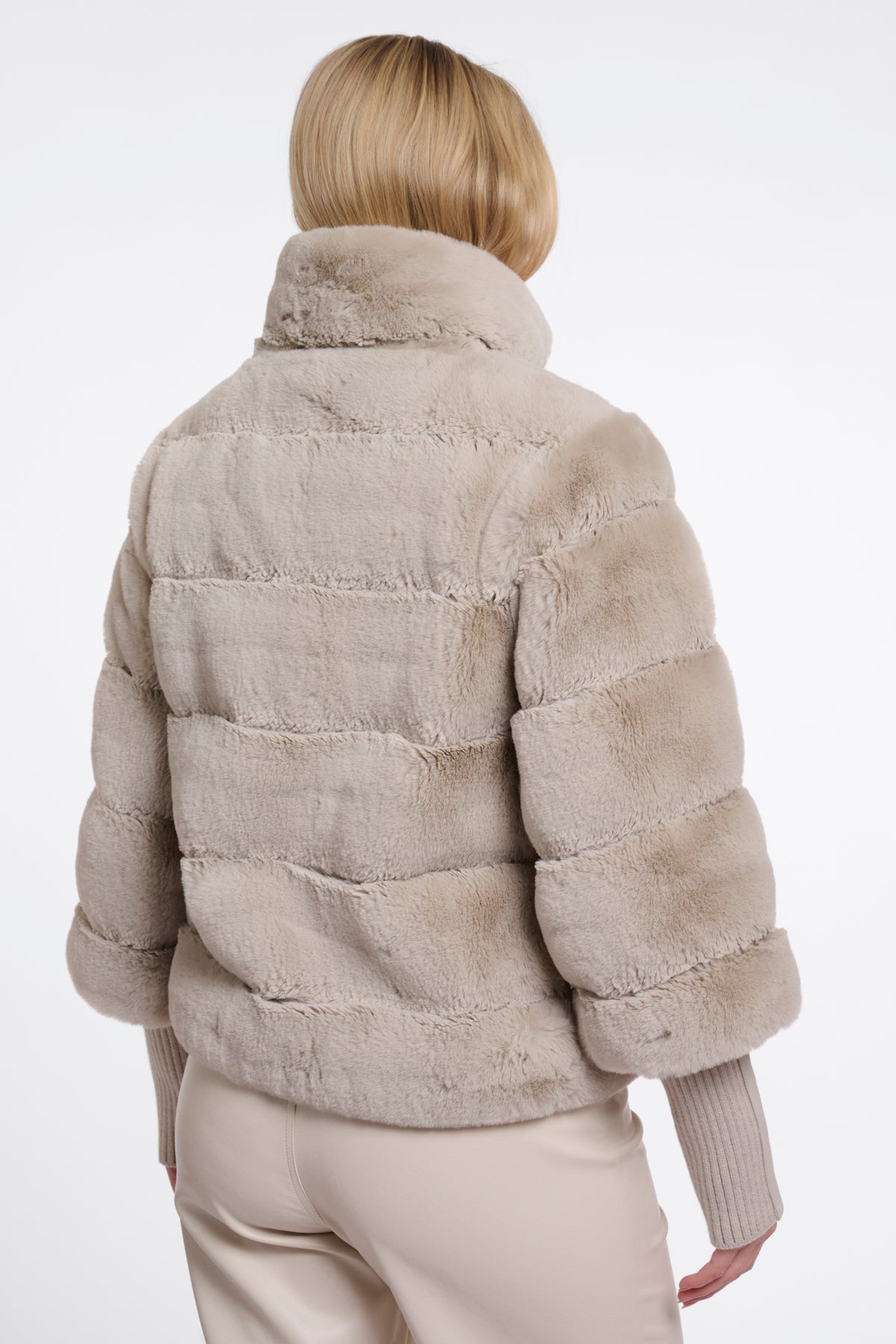 Lichte Rino & Pelle Feline Birch jas met capuchon, getailleerd design en zachte stof, gedragen door model.