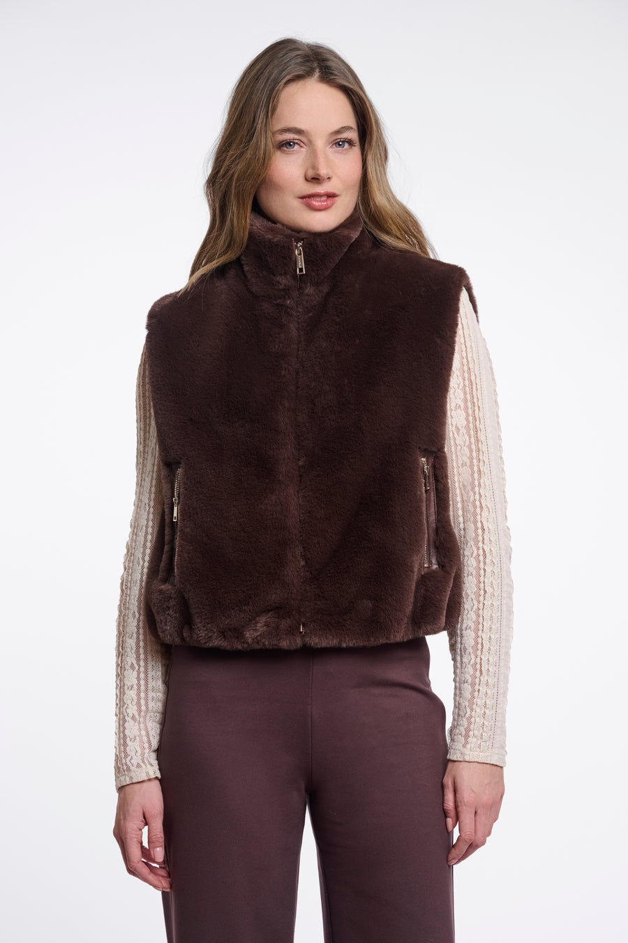 Rino & Pelle Nikki Coffee Roast gilet met zachte vulling en modieuze uitstraling, gedragen door een model.