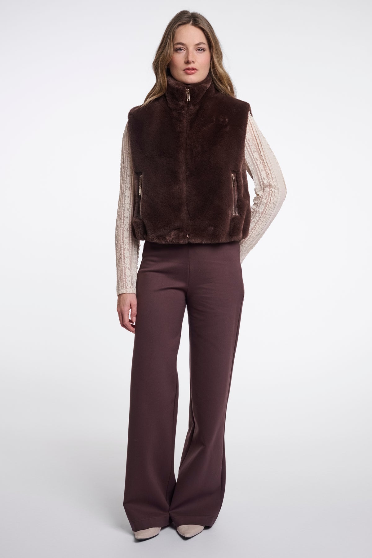 Lichte Rino & Pelle Gilet Nikki Coffee Roast met rits en kraag, gedragen door een model in een stijlvolle setting.