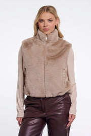 Roze Rino & Pelle Nikki Oat gilet met gewatteerde stijl en ronde hals, gedragen door een model op een lichte achtergrond.
