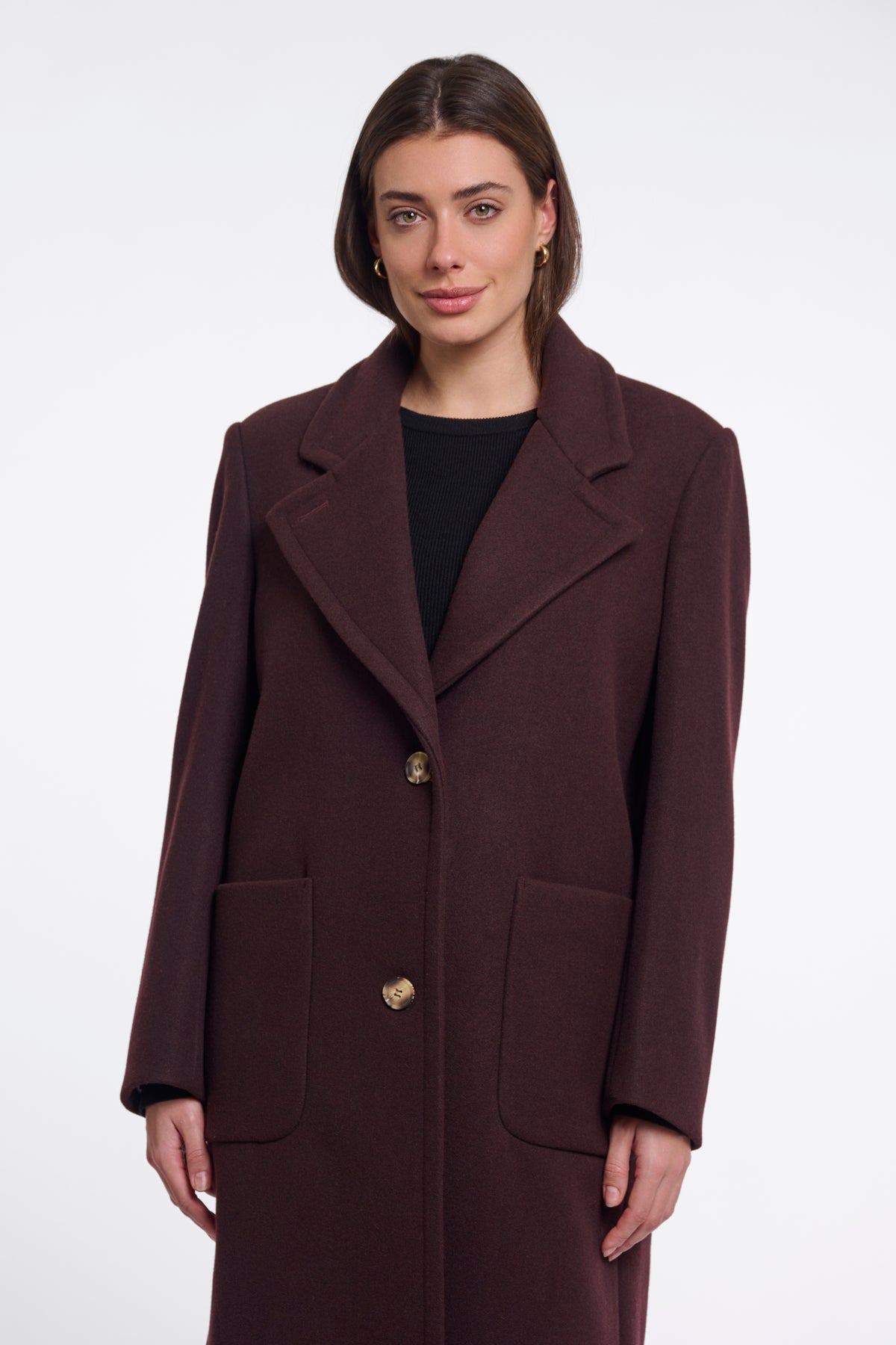 Donkerbruine Rino & Pelle coat Cecile in chocoladekleur met knopen en warme voering, gedragen door een model.