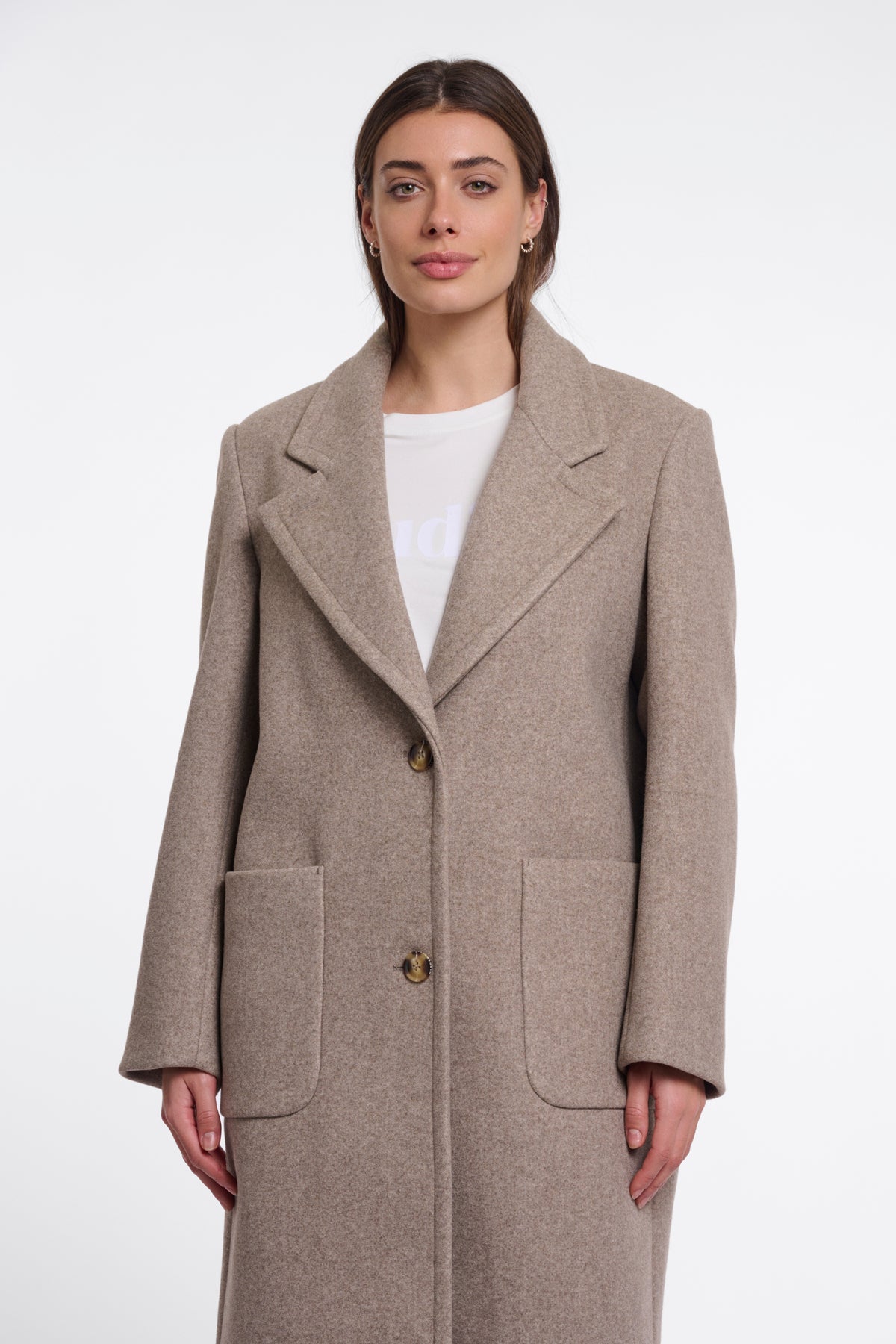 Lichte, toffee melange Rino & Pelle Cecile coat met grote knopen en kraag, gedragen door een model.