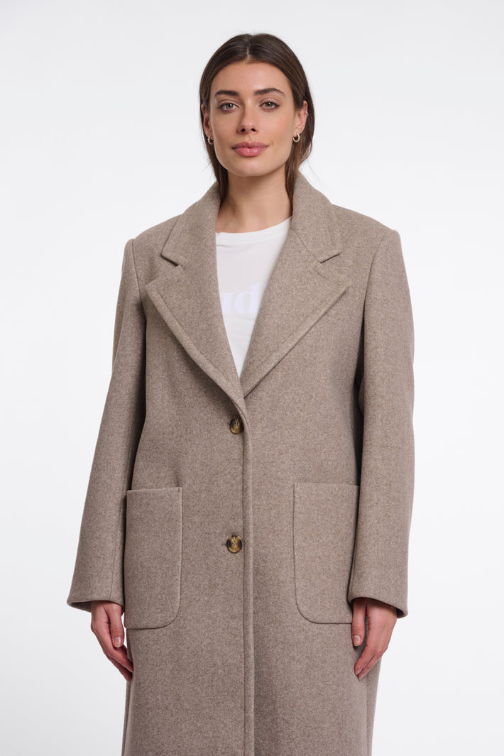 Lichte, toffee melange Rino & Pelle Cecile coat met grote knopen en kraag, gedragen door een model.