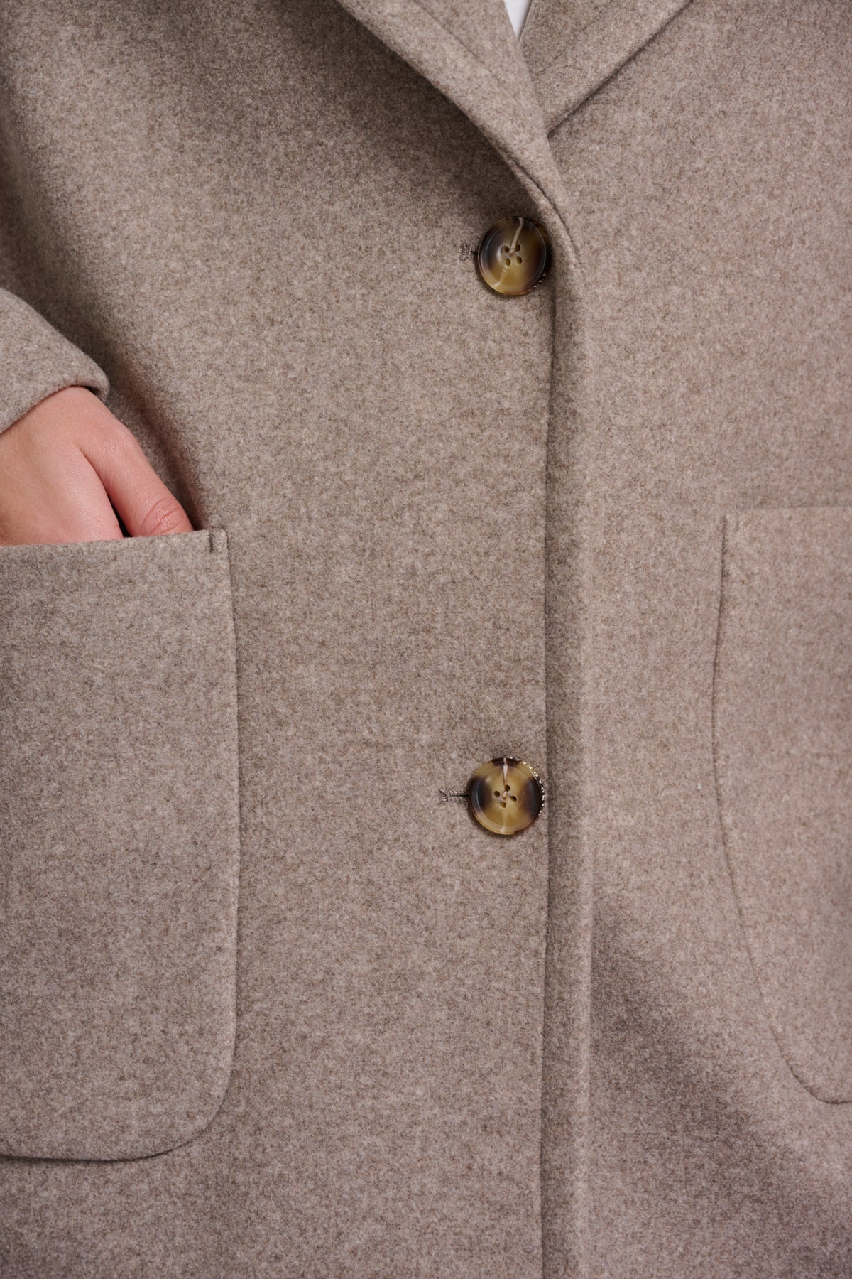 Rino & Pelle Cecile Toffee Melange damesjas met warme voering en knoopsluiting, casual stijl voor herfst en winter.